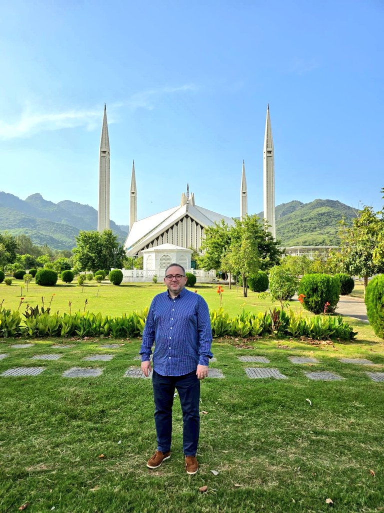 numanis's tweet photo. Dost ve kardeş ülke Pakistan’ı ilk kez ziyaret ediyorum. 

Türkiye'ye duyulan sevginin tahmin ettiğimin çok ötesinde olduğuna ilk günden bizzat şahit oldum. 

Bu dostluğu daha ileri taşımak ve stratejik işbirliğine dönüştürmek konusunda tüm ilgili kurumlarımıza iş düşüyor. 🇹🇷🇵🇰 https://t.co/ZVRcavEusU