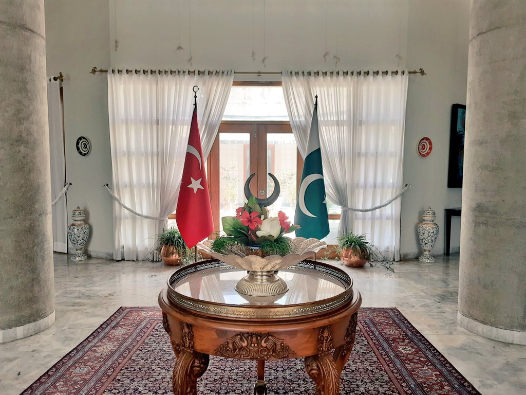 numanis's tweet photo. Dost ve kardeş ülke Pakistan’ı ilk kez ziyaret ediyorum. 

Türkiye'ye duyulan sevginin tahmin ettiğimin çok ötesinde olduğuna ilk günden bizzat şahit oldum. 

Bu dostluğu daha ileri taşımak ve stratejik işbirliğine dönüştürmek konusunda tüm ilgili kurumlarımıza iş düşüyor. 🇹🇷🇵🇰 https://t.co/ZVRcavEusU