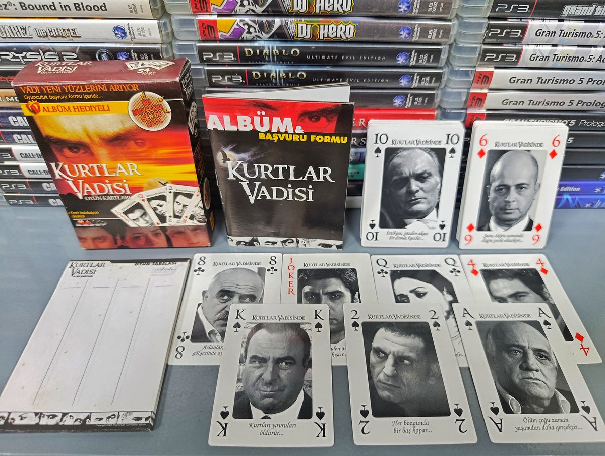 fuatalpay_'s tweet photo. Şu işi yapmaya başladığımızdan beri "Ulan daha ne kadar nadir bir şey çıkacak karşımıza" dedikçe daha da fantastik şeyler buluyoruz. Son mevzumuz da; 2005 ilk baskı, içerisinde Pana Film oyuncu başvuru formuna kadar eksiksiz şekilde bulunan, Kurtlar Vadisi orijinal kart oyunu 🔥 https://t.co/rhjQJwkCxV