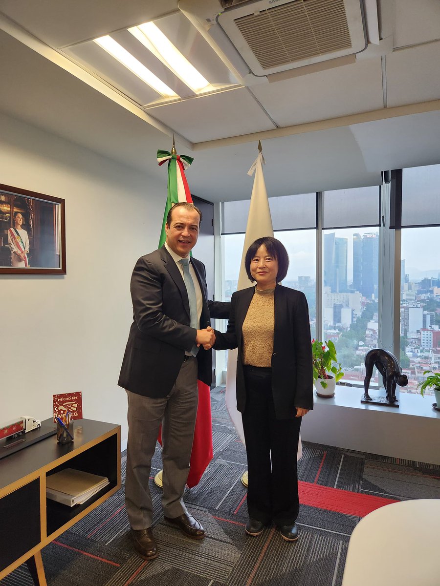 LuisRosendo_'s tweet photo. El día de ayer recibimos en la Subsecretaría de Comercio Exterior a la Subsecretaria de Negociaciones Comerciales en @MOTIRKoreaEng de Corea del Sur, Hyejin Kwon, y con el Embajador Jooil Lee, para dialogar sobre comercio, inversión y nuevas oportunidades de cooperación entre nuestros países, y preparar la exitosa reunión de hoy con el Secretario de Economía @m_ebrard . 

🇲🇽 y 🇰🇷 son socios estratégicos con un comercio anual de casi 30 mil millones de dólares y un enorme potencial para fortalecer su relación económica. @Claudiashein