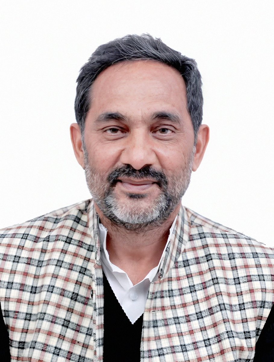 VipinNagarX's tweet photo. बुद्धिजीवी वर्ग के बुद्धिहीन बालक! टारगेट राजकुमार भाटी!

एक तरफ तो ये आम धारणा है कि ब्राह्मण समाज बहुत ही बुद्धिमान समाज है, है या नही वो विषय अलग है लेकिन धारणा यही है कि बुद्धिमान समाज है!

ब्राह्मणो की इस देश मे इतनी शानदार छवि गढ़ी गयी है कि बेशक ब्राह्मण कैसा भी हो लेकिन हर कोई उसको सम्मान की नजरो से ही देखता है खासतौर पर जिस वर्ग से राजकुमार भाटी आते है उस वर्ग के लिए तो ब्राह्मण साक्षात् भगवान का ही रूप बताया जाता है अर्थात इस भूमंडल पर अगर कोई समाज ब्राह्मण समाज का सबसे ज्यादा सम्मान करता है तो वो है गुर्जर समाज, गुर्जर समाज के बड़े बुजुर्ग भी ब्राह्मण समाज के एक छोटे से बच्चे को भी बडो जितना सम्मान देते आये है!

लेकिन उसी गुर्जर समाज मे एक मध्यवर्गीय परिवार का एक लड़का बड़ा होकर अपनी मेहनत,परिश्रम और अपने ज्ञान से पंडित बन बैठा तो उसी बुद्धिजीवी वर्ग को सबसे ज्यादा दिक्कत शुरू हुई जिसको आज तक सबसे बड़ा बुद्धिजीवी वर्ग माना जाता रहा है, है या नही वो विषय अलग है!

चूकि राजकुमार भाटी ना तो भगवान है और ना ही भगवान के भैय्या जो राजकुमार भाटी जी से कोई गलती होगी ही नही या वो जो बोलेंगे उस बात से सब सहमत होंगे, कई बार जो बात किसी को बहुत अच्छी लगती है वही बात कुछ लोगो को उतनी ही ज्यादा बुरी लग जाती है!

अब आते है वर्तमान मुद्दे पर जिसमे कि कल से राजकुमार भाटी जी की एक आधी अधूरी वीडियो क्लिप को काटकर वायरल किया जा रहा है जिसमे कि राजकुमार भाटी कह रहे है कि 

"ब्राह्मण भली ना वेश्या इनमे भला ना कोय 
कोई कोई वेश्या तो भली पर ब्राह्मण भला ना कोय"

जबकि इसी वीडियो की पुरी क्लिप को देखो तो पता चलता है कि राजकुमार भाटी उसमे स्पष्ट बोल रहे है कि ज़ब मैं पत्रकारिता करता था तो हमारे एक पत्रकार मित्र ने हमसे गुर्जर और अहीर के बारे मे एक बहुत ही शर्मनाक दोहा सुनाया था जो हमे बहुत बुरा लगा लेकिन जब उन्होंने बोल दिया तो हमने सुन लिया,यही दोहे वाली बात राजकुमार भाटी जी ने अपने एक अन्य मित्र को बताई तो उसने बोला कि ज़ब आपसे कोई इस तरह का दोहा सुनाये तो आप उसके जवाब मे इस दोहे को सुना दिया करे कि 

"ब्राह्मण भली ना वेश्या इनमे भला ना कोय 
कोई कोई वेश्या तो भली पर ब्राह्मण भला ना कोय"

इस बात पे राजकुमार भाटी जी के द्वारा स्पष्ट ये बोला गया कि मैंने ये दोहा पहले कभी सुनाया नही और मुझे लगता है कि सारे ब्राह्मण बुरे भी नही होते है कुछ ब्राह्मण अच्छे भी होते है और माफ़ी के साथ मैं उस दोहे को सुना रहा हूं जिसमे ये बोला गया है कि 

"ब्राह्मण भली ना वेश्या इनमे भला ना कोय 
कोई कोई वेश्या तो भली पर ब्राह्मण भला ना कोय"

अब कल से कुछ मानसिक रूप से अपाहिज और कुछ अति चालाक और धूर्त किस्म के लोग जिनको राजकुमार भाटी के बढ़ते हुए कद और उनकी पुरे देश मे बढ़ती हुई स्वीकार्यता हजम नही हो रही है वो जानबूझकर राजकुमार भाटी की आधी अधूरी क्लिप डालकर खुद अपने समाज का अपमान कर रहे है ताकि राजकुमार भाटी को आगे बढ़ने से रोका जाये बेशक उसके बदले अपने ही समाज का अपमान क्यू ना करना पड़े, इन बुद्धिजीवीयो मे से कुछ तो इसलिए परेशान है कि गुर्जरो मे इतना पढ़ा लिखा सभ्य,शालीन,ज्ञानवान और गुणवान व्यक्ति कैसे हो सकता है जो खुलेआम उन कुरूतियों पे वार कर रहा है जिनके खिलाफ इस देश के अंदर बोलने की हिम्मत बड़े बड़े फन्ने खां नही कर सके!

कुछ को ये दिक्कत है कि कहीं ऐसा ना जो कि राजकुमार भाटी उत्तर प्रदेश के किसी सदन मे या देश के किसी सदन मे पहुंच गए तो जो बातें आज सिर्फ सोशल मीडिया के माध्यम से बोली जा रही है कहीं राजकुमार भाटी ने उन बातों को सदन मे उठाना शुरू कर दिया तो ऐसा ना हो कि जो सदियों से आडंबर,झूठ और पाखंड का जाल बुना हुआ था सदियों से जिसके माध्यम से कुछ लोगो की रोजी रोटी चल रही थी और जिस पाखंड और झूठ के माध्यम से लोगो को डरा कर लूट खसोट की जा रही थी,लोगो को और उनकी जाति को ऊंच और नीच बताया जा रहा था वो सब झूठ पाखंड की पोल इस देश की संसद मे खुल जायेगी जिसको पूरा देश सुनेगा और तथाकथित बुद्धिजीवी वर्ग का रोजगार पल भर मे तहस नहस हो जायेगा!
