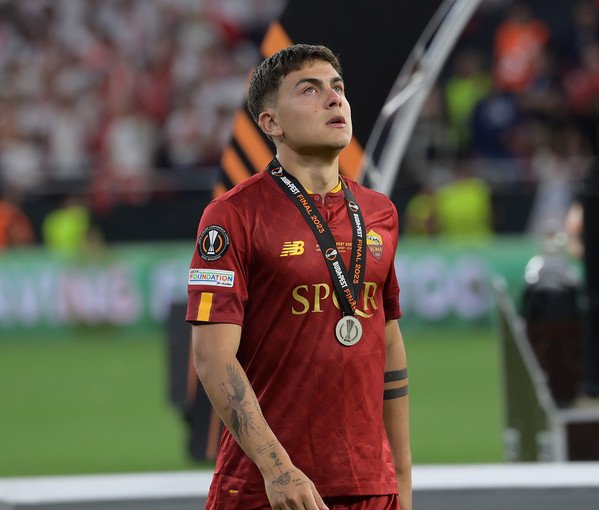 abelXvarier's tweet photo. Quella finale ha segnato la storia della #ASRoma e di #Dybala. Nessuno potrà mai dire come sarebbe andata. Ma niente ha scalfito il rispetto per questo giocatore. La parabola è in chiusura. Che ingiustizia.
#PauloDybala #EuropaLeague #Taylorfreddo https://t.co/CVjLhaFvFg