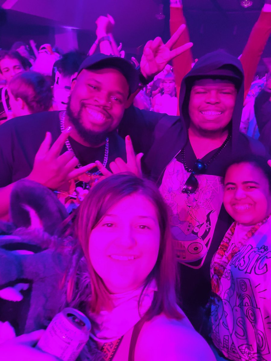 NerdyFluff's tweet photo. People featured in pics &amp; videos; @gameboyjones ,  @silvahound , (whos the invincible oops) , Rune and Cleric (idk what their socials are!) , @ChaoticK9 , and @AndrewCorbelle !! You guys made FWA unforgettable, and I can't wait to come back next year!! https://t.co/8042EyLZEd