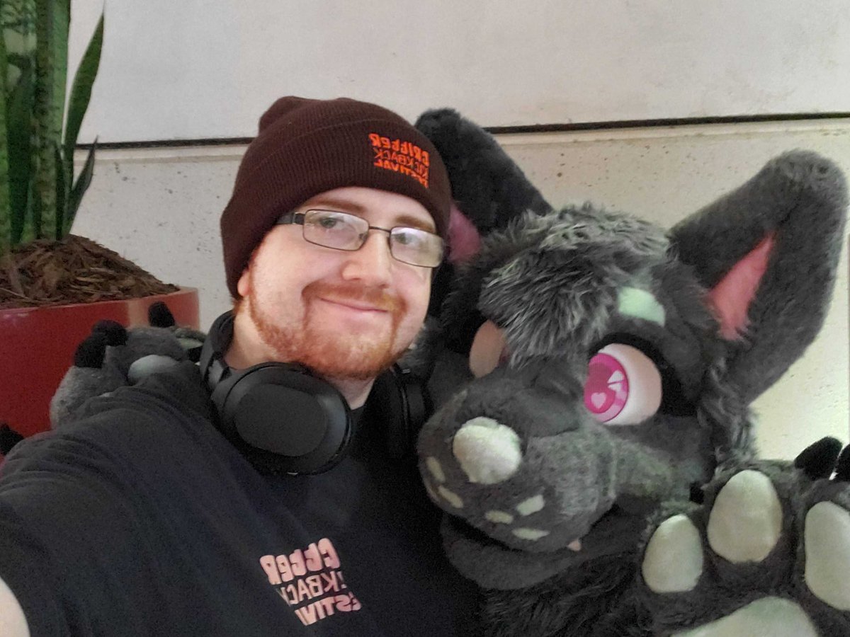 NerdyFluff's tweet photo. Special thanks as well to psychoticfox as well for helping me out during the con! Youve been such an awesome friend to me <3
(More con pics below) https://t.co/NzI7Xzvlgo