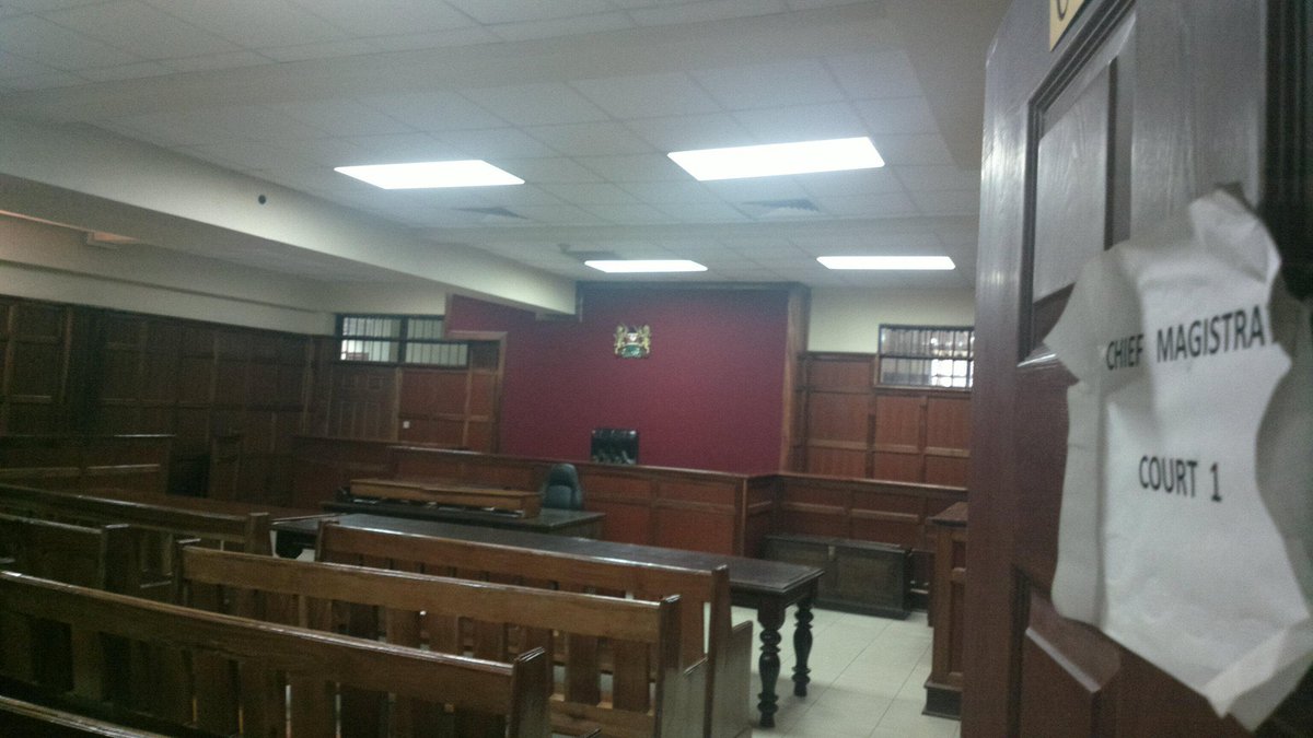 polo_kimanii's tweet photo. The first and bigggest reason why I could never become a lawyer is because of the dickriding that goes on there in court. Mimi Mwanaume mzima nilitairi msitu,nivae wig niingie court kuita jamaa ingine pia imevaa wig ati my lord na anga your Majesty. What kind of humiliation is this? Buana some things are just demasculating. Kama si hiyo,ati ni lazima uiname ukiona magistrate. Na saa hiyo Mwanamke? Wacha ikae tu. And it doesnt end there,magistrate akiingia sasa na mlikua mmekaa chini lazima msimame. Awaambie ‘good morning you can sit down’ . This is premium bladifakinness buana. Wacha tubaki mjengo tu,atleast here we have dignity. Kama jana tumeitana ghasia na contractor,na tukamalizana. Buana these courts are very motherly