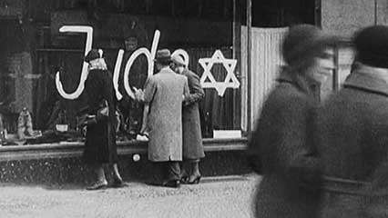 Demian_Gunther's tweet photo. El metraje que se muestra en archivos y museos de todo el mundo donde aparece una estrella judía pintada en un escaparate ES PROPAGANDA FALSA. 
El metraje no fue filmado en Alemania sino en Estados Unidos por un director de cine llamado Jack Glenn con actores y escenarios falsos. https://t.co/KHTC0YFziF