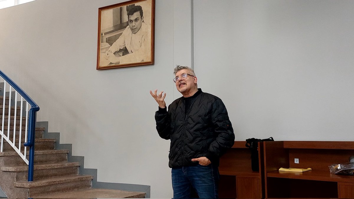 UCV_Noticias_'s tweet photo. #12May | La Biblioteca Gustavo Leal de la Escuela de Comunicación Social recibió a los comunicadores Antonio Delli (@AntonioDelli) y Greisy Mena, quienes imparten el taller «Comunicación Transmedia», un espacio diseñado para explorar herramientas que https://t.co/jXaumGOhQm
