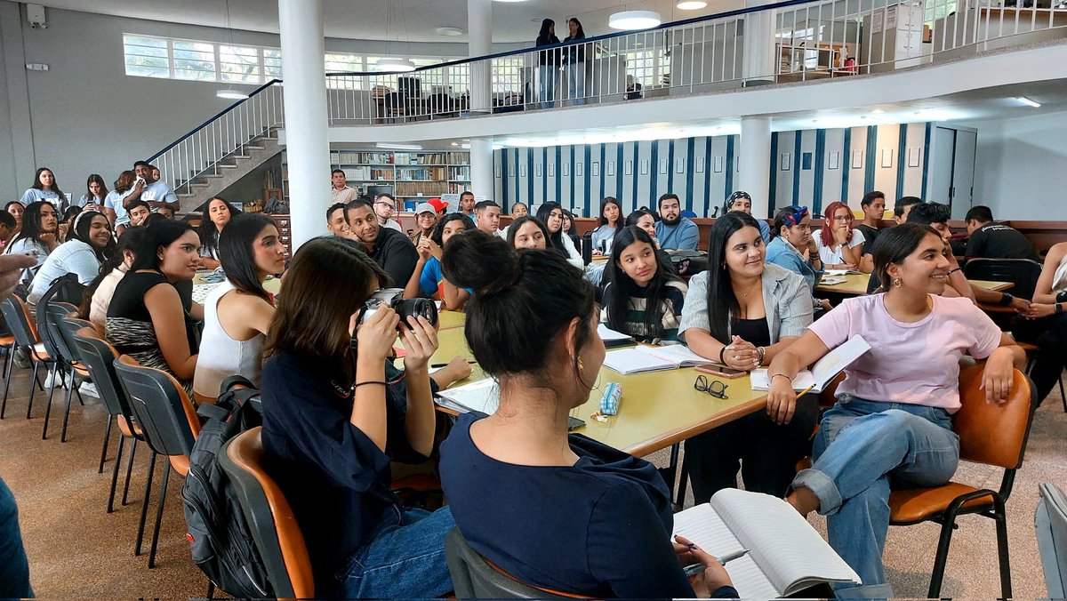UCV_Noticias_'s tweet photo. #12May | La Biblioteca Gustavo Leal de la Escuela de Comunicación Social recibió a los comunicadores Antonio Delli (@AntonioDelli) y Greisy Mena, quienes imparten el taller «Comunicación Transmedia», un espacio diseñado para explorar herramientas que https://t.co/jXaumGOhQm