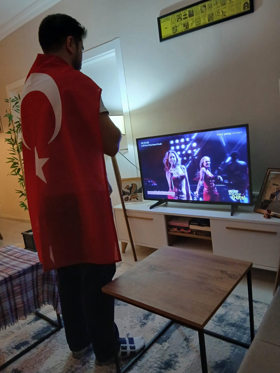 Yarı final yayını öncesi Non-Stop Hits'te "Düm Tek Tek" çıkınca adminimiz🇹🇷