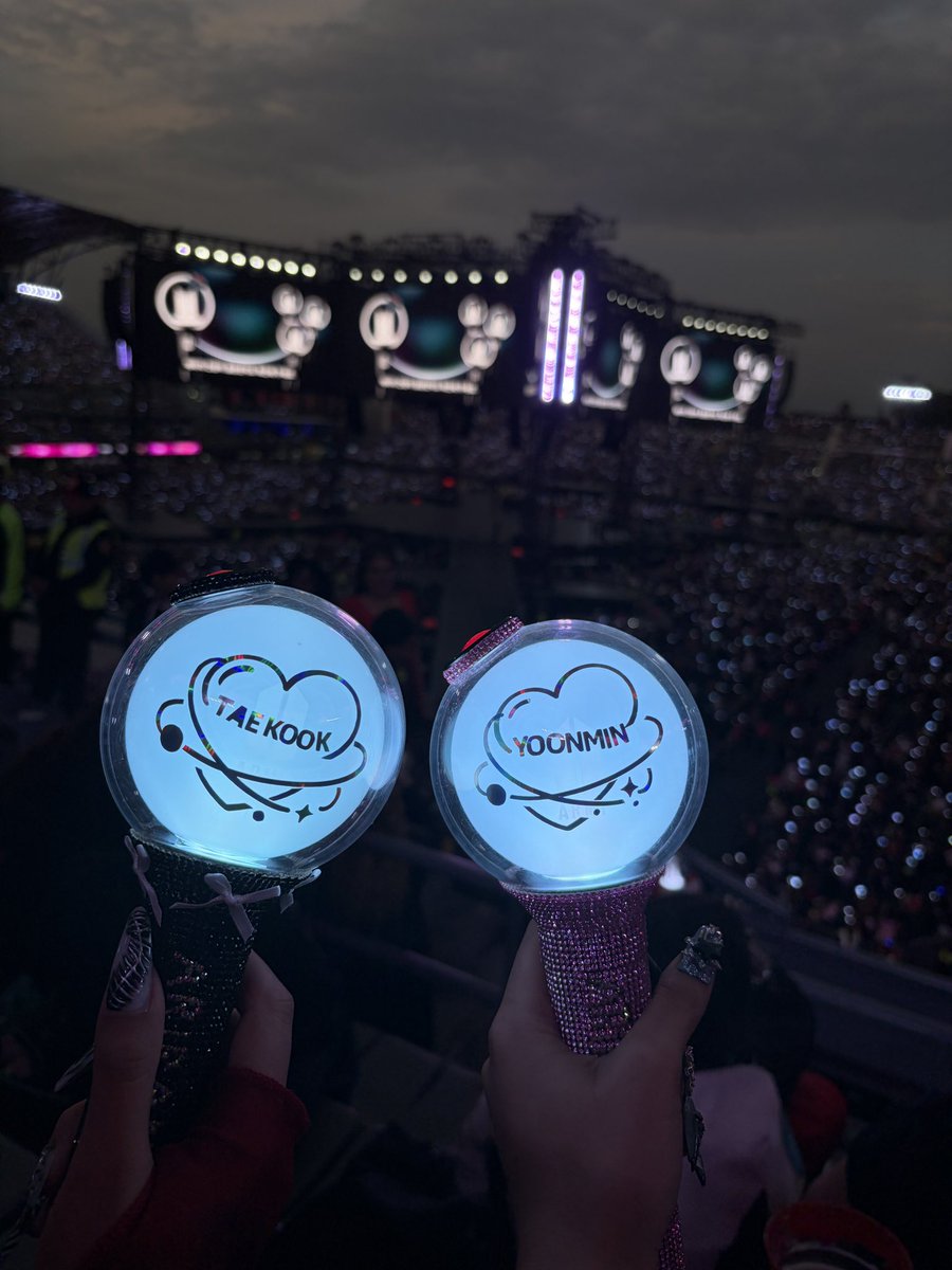 dosisofthv's tweet photo. los sueños si se hacen realidad, conocí a mis sietecitos, los amo bts 💞💓✨🩷💝💕💗💓✨ https://t.co/fUvcQmRcme
