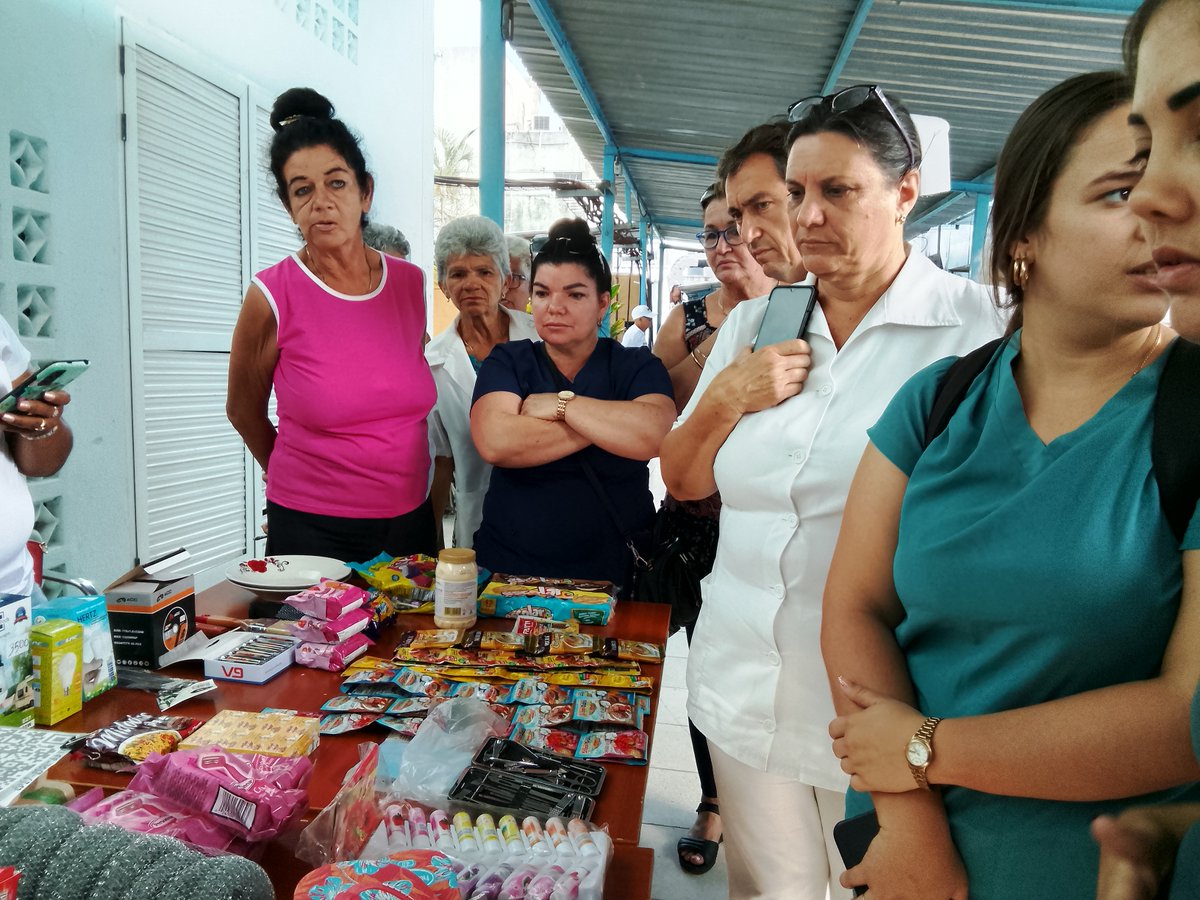 cardiovcl's tweet photo. Feria comercial por el día de la enfermería en el #Hospital Provincial #Cardiocentro Ernesto Guevara, muchas felicidades a tod@s enfermeros y enfermeras.  Gracias por su labor. Felicidades. #cardiovc #DGSVillaClara #CubaPorLaVida  @DiazCanelB #SantaClara #VillaClara #Cuba https://t.co/0ScRfCHsq7