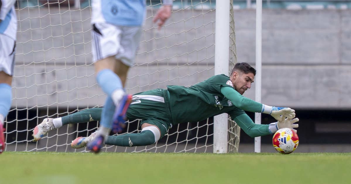 SD_Compostela's tweet photo. 🧤 Con 28 goles encaixados e unha media de 0,0092 goles/minuto, o noso Álex Cobo foi o Zamora do Grupo 1 da Terceira RFEF

🩵🤍 Parabéns, Álex!! A seguir así no play off!!

📸 @nacho_castano_ https://t.co/T8TaHW6xVY