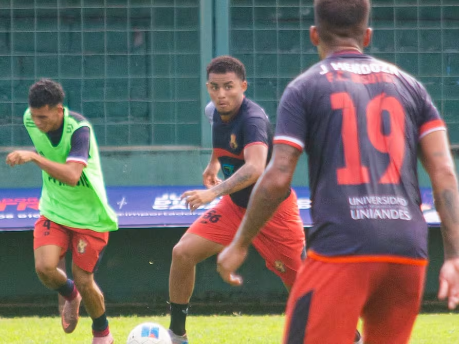 xaviersegovia32's tweet photo. 🤑💰 ¡EL MEJOR PREMIO DE LA HISTORIA!

Los directivos de Insutec prometieron un JUGOSO premio económico para el plantel si logran ELIMINAR a Barcelona SC en los 16avos de final de la Copa Ecuador.

“La fiesta va a ser el partido. Barcelona SC va a tener un 80 o 90% del estadio y el resto nosotros. Hay un alto porcentaje de entradas vendidas y esperamos estadio lleno. Por supuesto, está pactado EL MEJOR PREMIO que Insutec ha entregado a sus jugadores a lo largo de su historia”.

✍🏻 Danilo Viteri, gerente general de Insutec.

🗞️: @eluniversocom - @fabricioc97