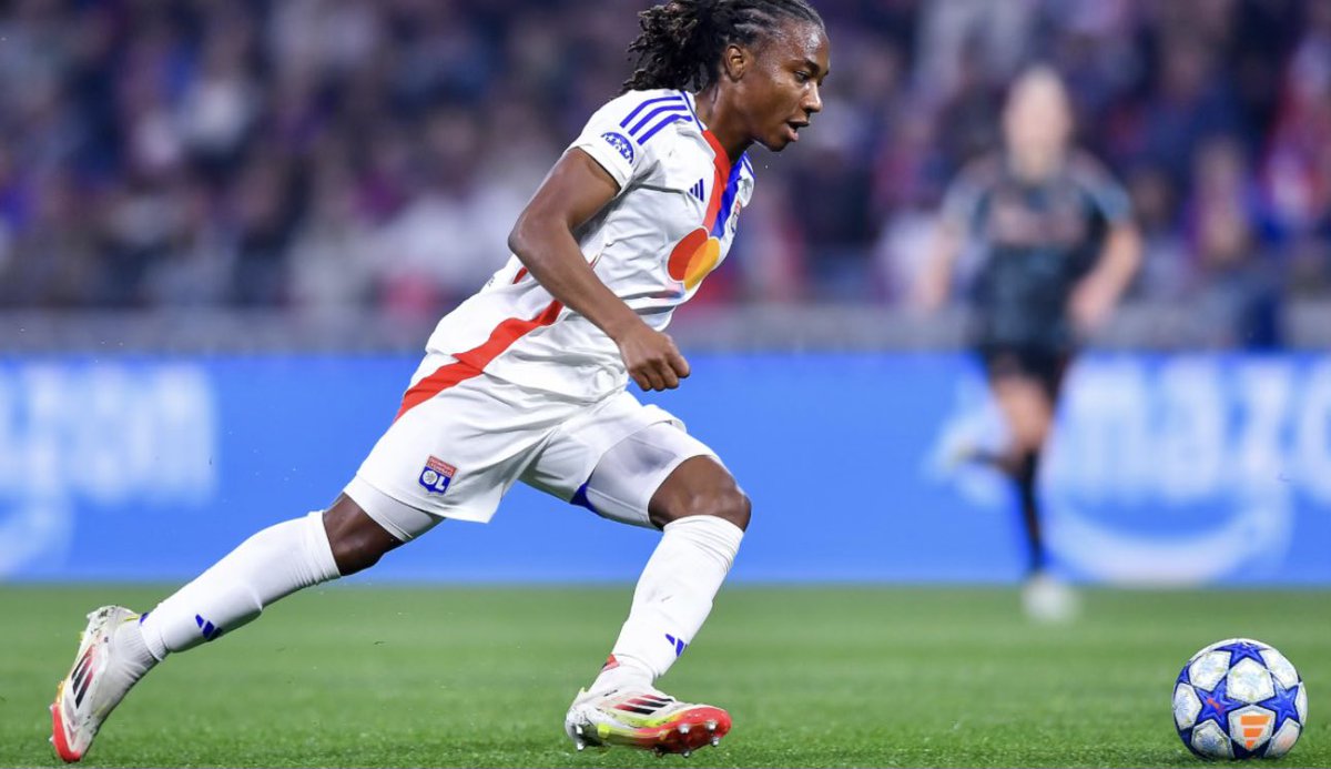 TchakaRefl's tweet photo. En décrochant le titre de meilleure joueuse du championnat français, Melchie Dumornay surnommée "Corventina" a réalisé un exploit monumental, gravissant les sommets de l’une des ligues les plus exigeantes au monde. Ce trophée n'est pas seulement une récompense individuelle, c'est la preuve éclatante que son génie et sa persévérance l'ont propulsée tout en haut de la hiérarchie internationale.
​Ce triomphe est la suite logique d'un parcours exceptionnel commencé sur les terrains d'Haïti.

 Depuis ses premiers exploits avec la sélection nationale jusqu'à son arrivée remarquée en Europe, elle a franchi chaque étape avec une maturité déconcertante.

​Félicitations à notre pépite nationale qui, par sa magie balle au pied, continue de porter très haut les couleurs et la fierté d'Haïti. 🇭🇹⚽
#haitianheritagemonth
