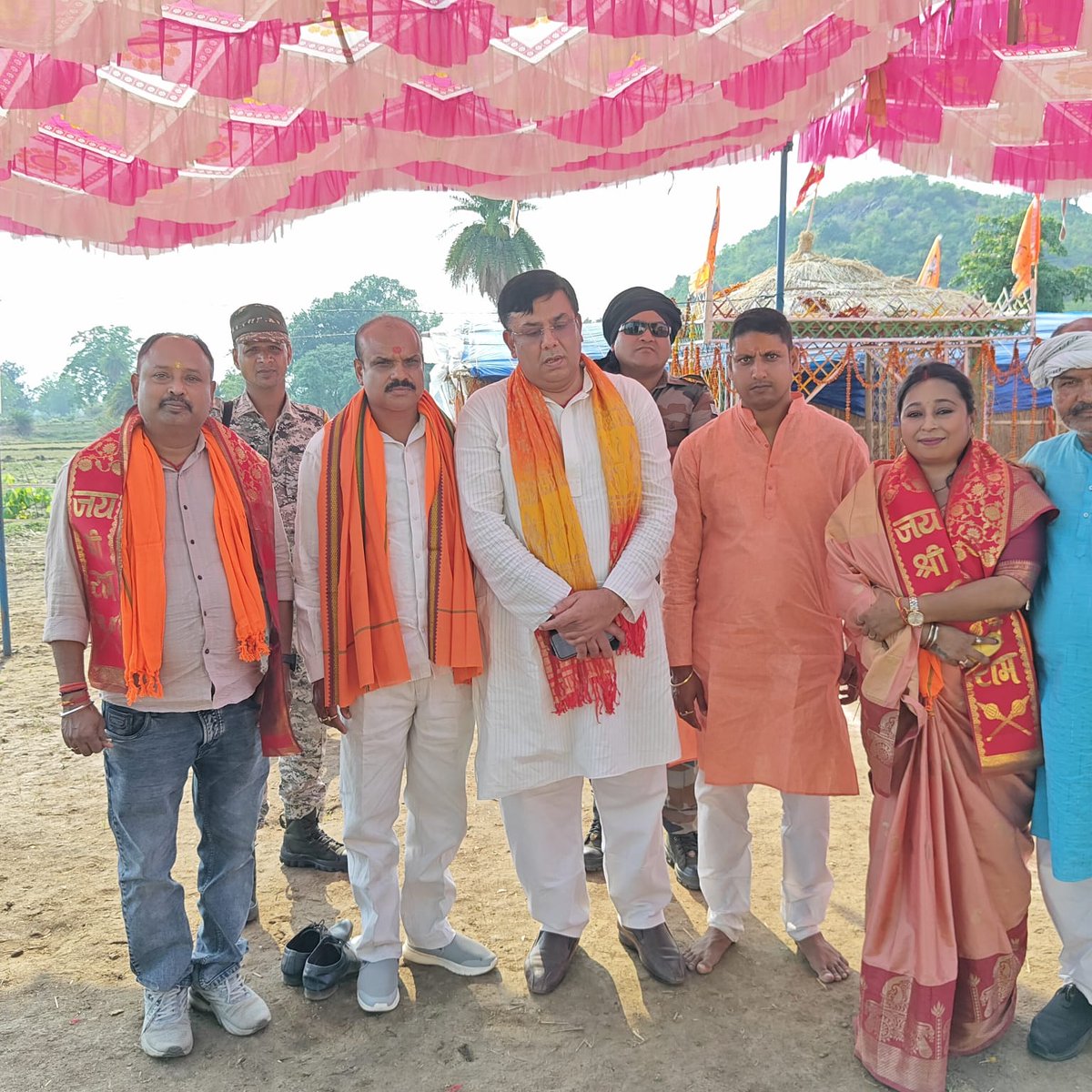 AnamikaDevi19's tweet photo. आज सोनबिगहा में आयोजित श्री सूर्य नारायण शिव परिवार एवं महावीर जी के प्राण प्रतिष्ठा महायज्ञ में शामिल होने का सौभाग्य प्राप्त हुआ। https://t.co/lj3VIKQJ5s