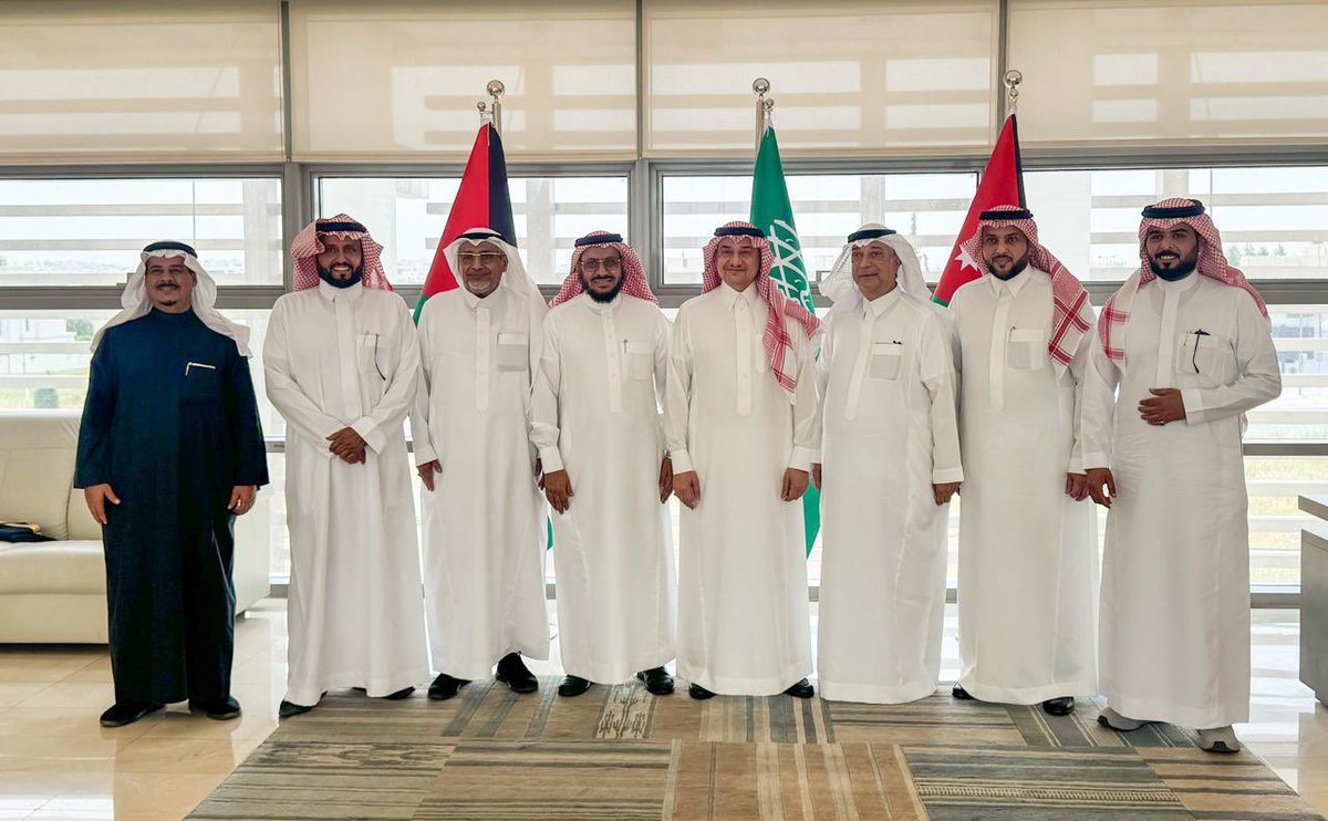 KSAembassyJO's tweet photo. سمو السفير منصور بن خالد بن فرحان آل سعود يستقبل في مكتبه بالسفارة اليوم رئيس الجانب السعودي في مجلس رجال الأعمال السعودي- الأردني المهندس/ عبدالرحمن بن حسن الثبيتي وأعضاء المجلس . https://t.co/gaAok8eYMI