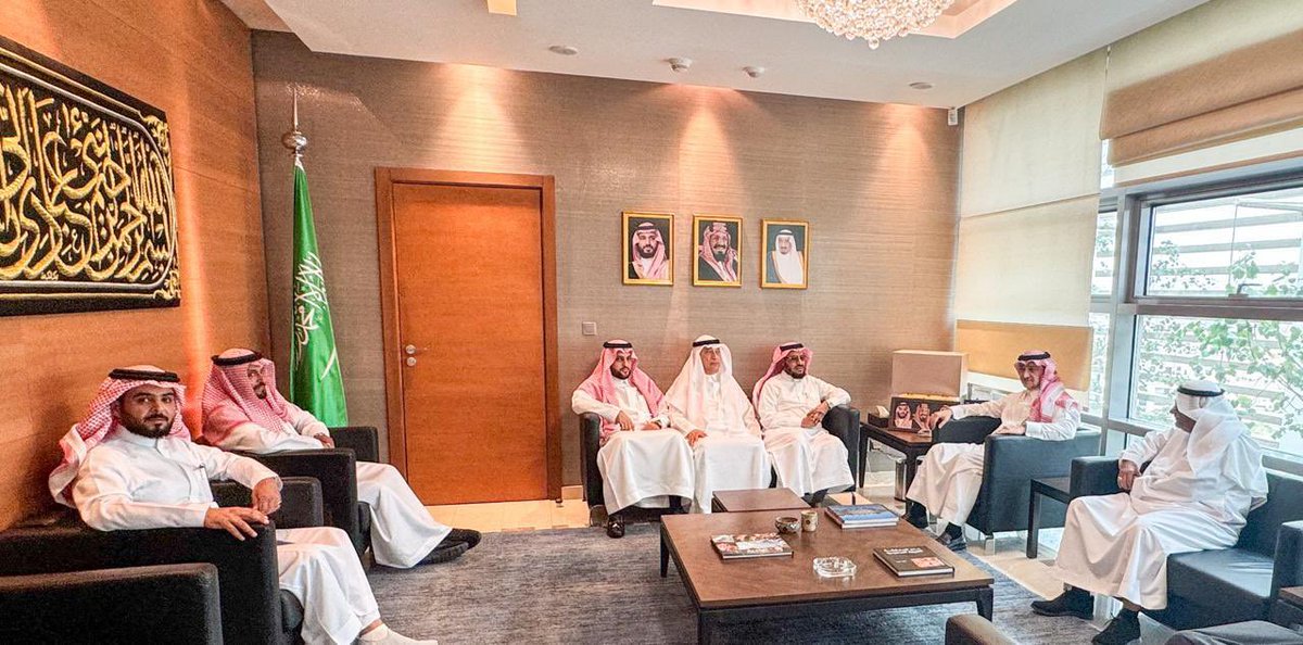 KSAembassyJO's tweet photo. سمو السفير منصور بن خالد بن فرحان آل سعود يستقبل في مكتبه بالسفارة اليوم رئيس الجانب السعودي في مجلس رجال الأعمال السعودي- الأردني المهندس/ عبدالرحمن بن حسن الثبيتي وأعضاء المجلس . https://t.co/gaAok8eYMI