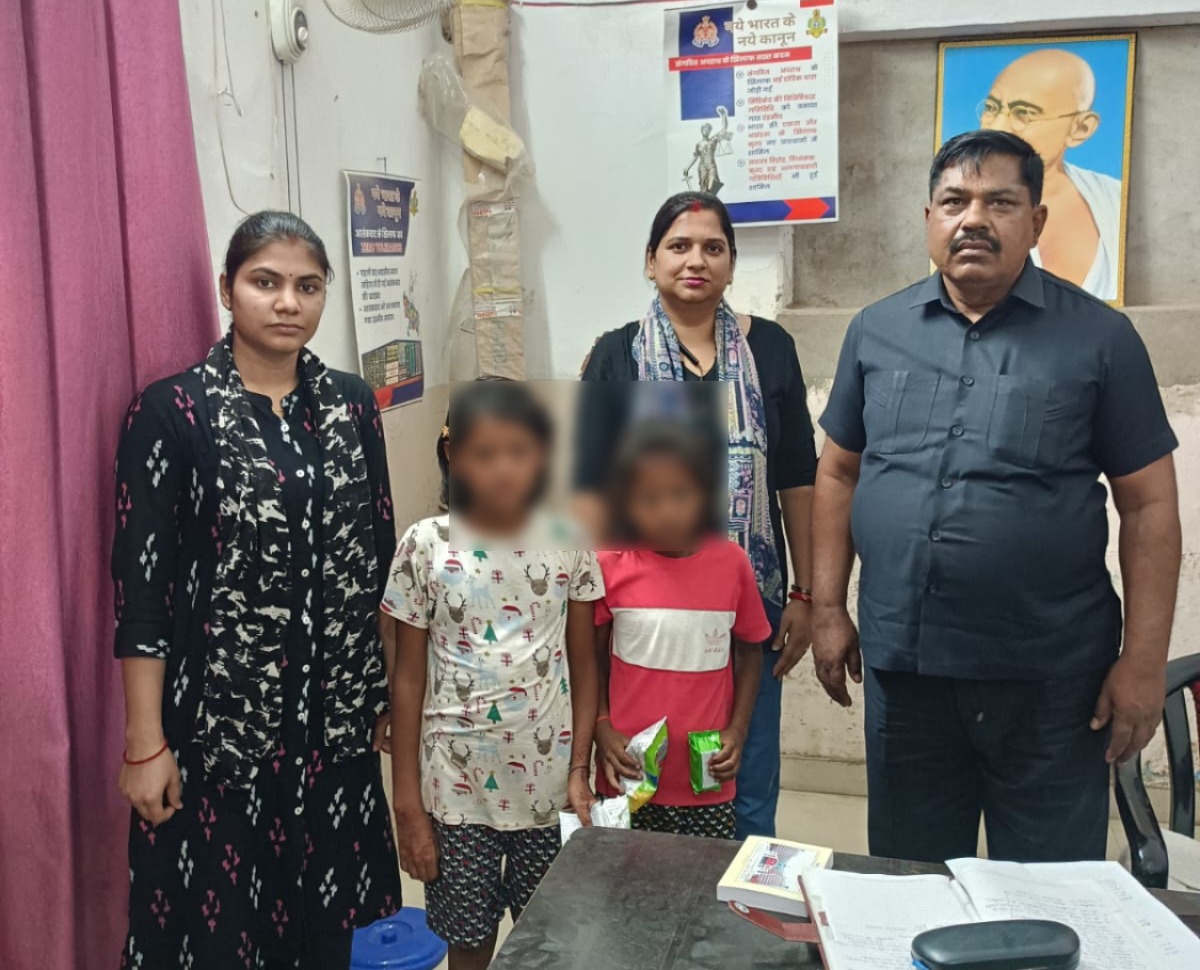 gorakhpurpolice's tweet photo. #gorakhpurpolice
➡️#sspgorakhpur के निर्देशन में बालश्रम एवं भिक्षावृत्ति रोकने के अभियान के तहत #Ps_AHT टीम द्वारा 02 नाबालिग बालकों को बाल श्रम करते हुए पाए जाने पर रेस्क्यू किया गया व सिटी चाइल्ड हेल्प लाइन जनपद गोरखपुर को अग्रिम कार्यवाही हेतु सुपुर्द किया गया ।
#uppolice
@dgpup @AdgGkr @adgzonegkr @diggorakhpur