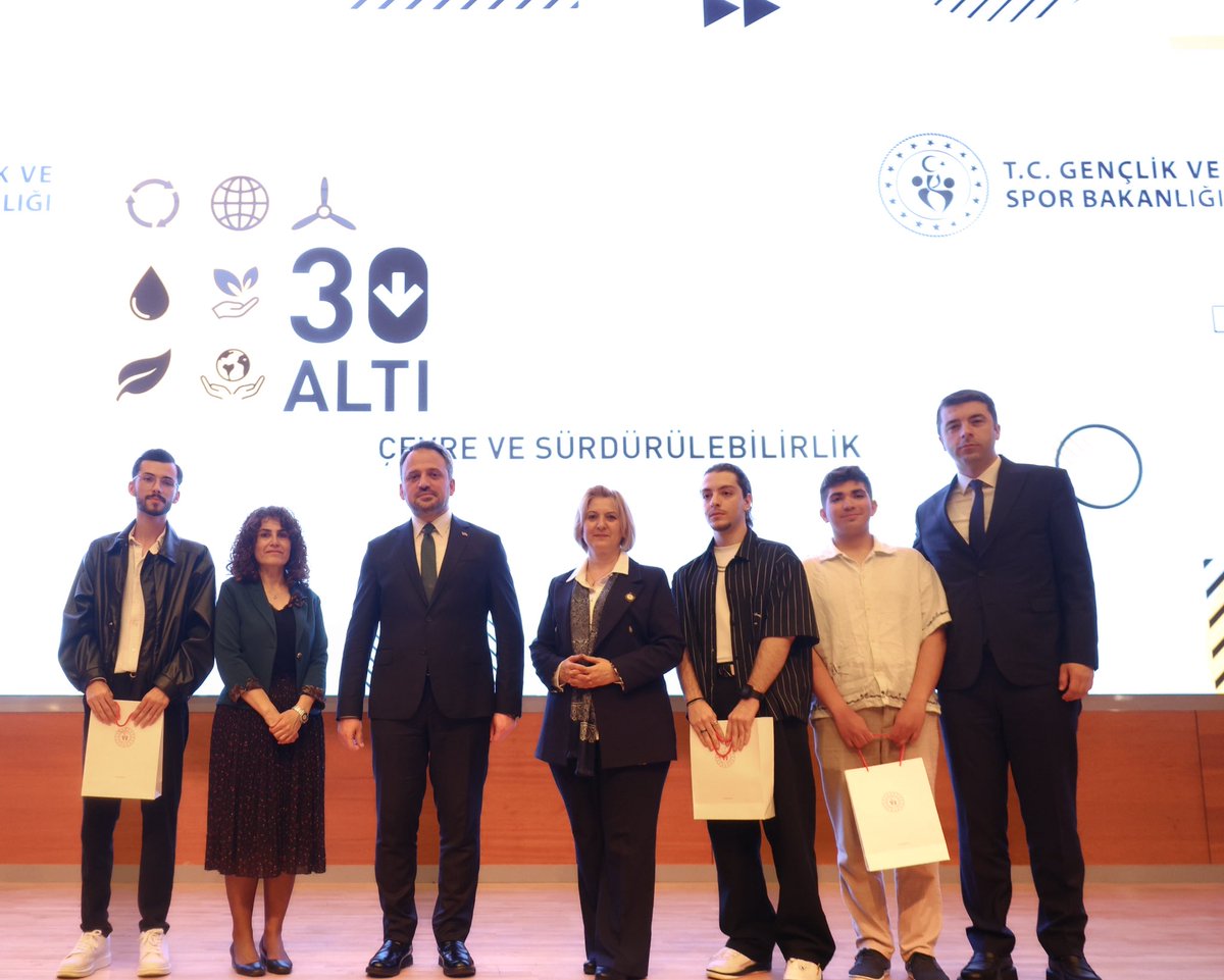 GSBgenclik's tweet photo. En genç, en dinamik zirvede bu kez “Çevre ve Sürdürülebilirlik” vardı! 🌿✨

30 Altı Gençlik Zirvesi, bu ay 13 ilden 16 üniversitenin ilgili bölümlerinde öğrenim gören gençlerle buluştu.

Programa Gençlik ve Spor Bakan Yardımcımız Dr. Enes Eminoğlu ve Gençlik Hizmetleri Genel Müdürümüz Dr. Enes Efendioğlu da katıldı.

Çevre, Şehircilik ve İklim Değişikliği Bakanlığı Çevre Yönetimi Genel Müdürlüğü Sıfır Atık Eğitim ve Farkındalık Şube Müdürü Hülya Çakır ve Türkiye Çevre Ajansı iştiraki DOA Çevre Yönetim Hizmetleri Genel Müdür Yardımcısı Halime Sezer’in mesleki tecrübelerini paylaştığı programda; çevre yönetimi, sürdürülebilirlik, sıfır atık ve farkındalık çalışmaları üzerine değerlendirmelerde bulunuldu.

30 Altı Gençlik Zirvesi, farklı temalarla gençlerle buluşmaya devam edecek!