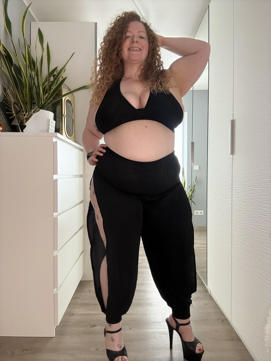 CurvyRedheadMom's tweet photo. Maybe I’m your online girlfriend? 💋 https://t.co/1l7iBfqgLO