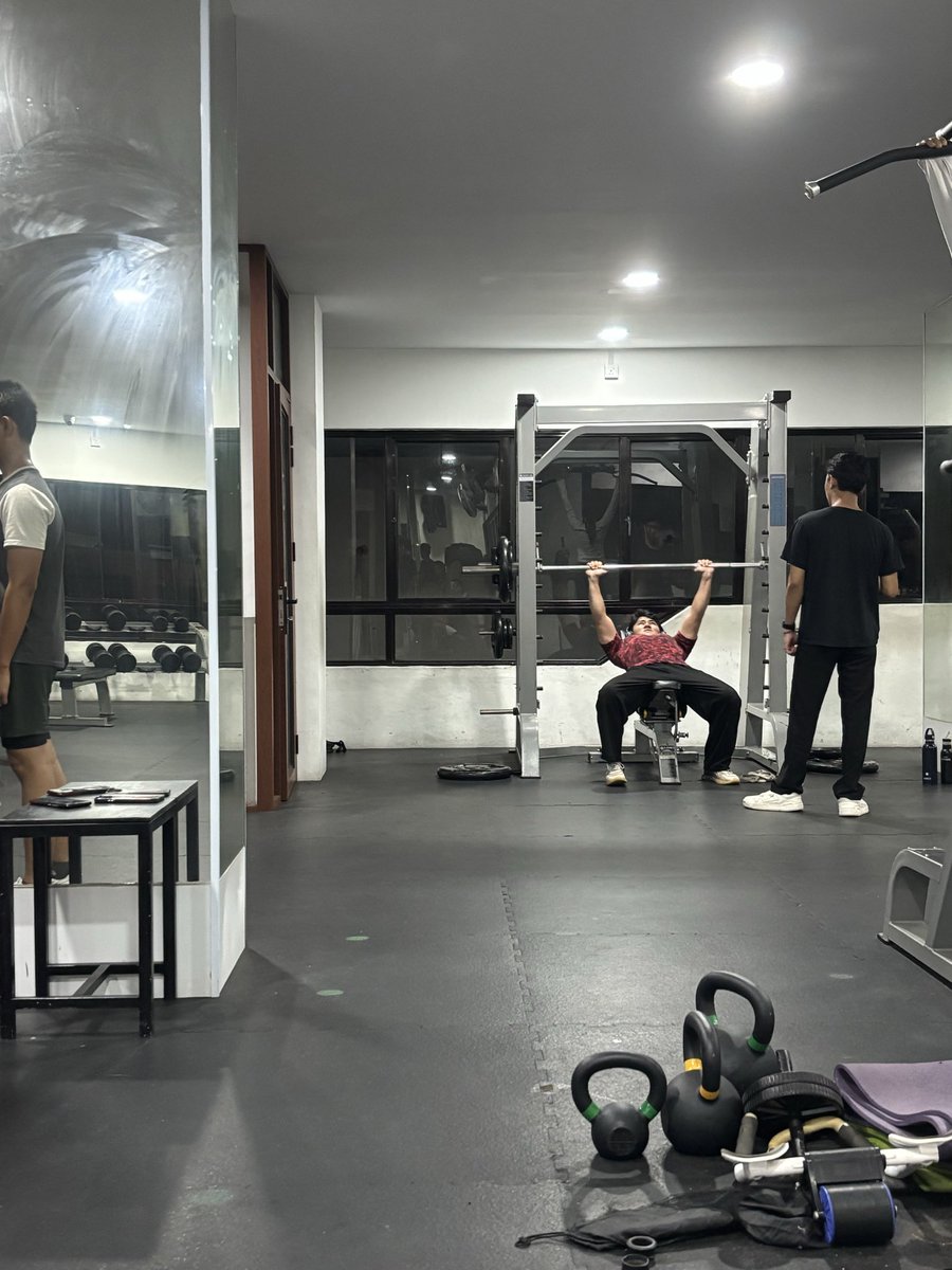 42Effend's tweet photo. lets gym brada https://t.co/C9NBA30Tu6