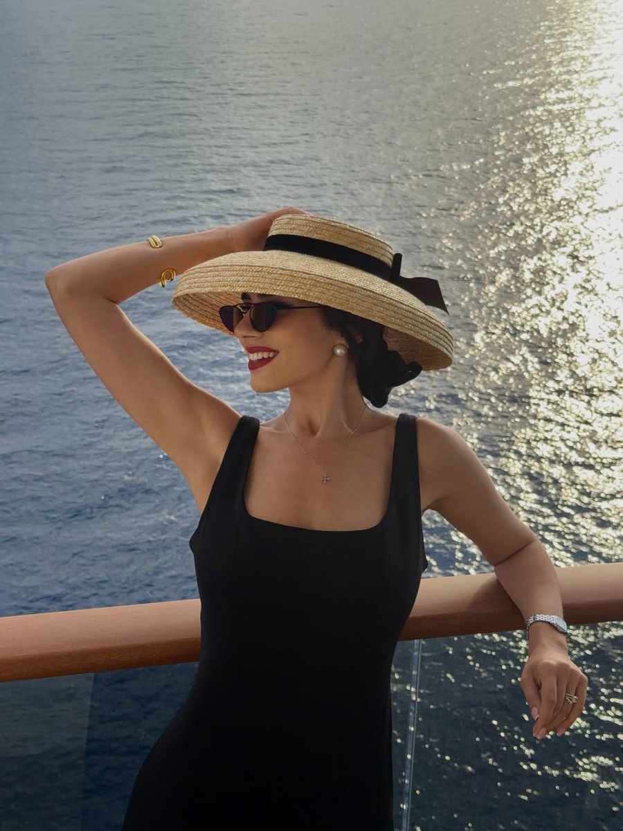 Amanda_loveeee's tweet photo. Here is my outfit! Simple and elegant. ✨ What do you think of this cruise look? https://t.co/CSNTjVa6Jh