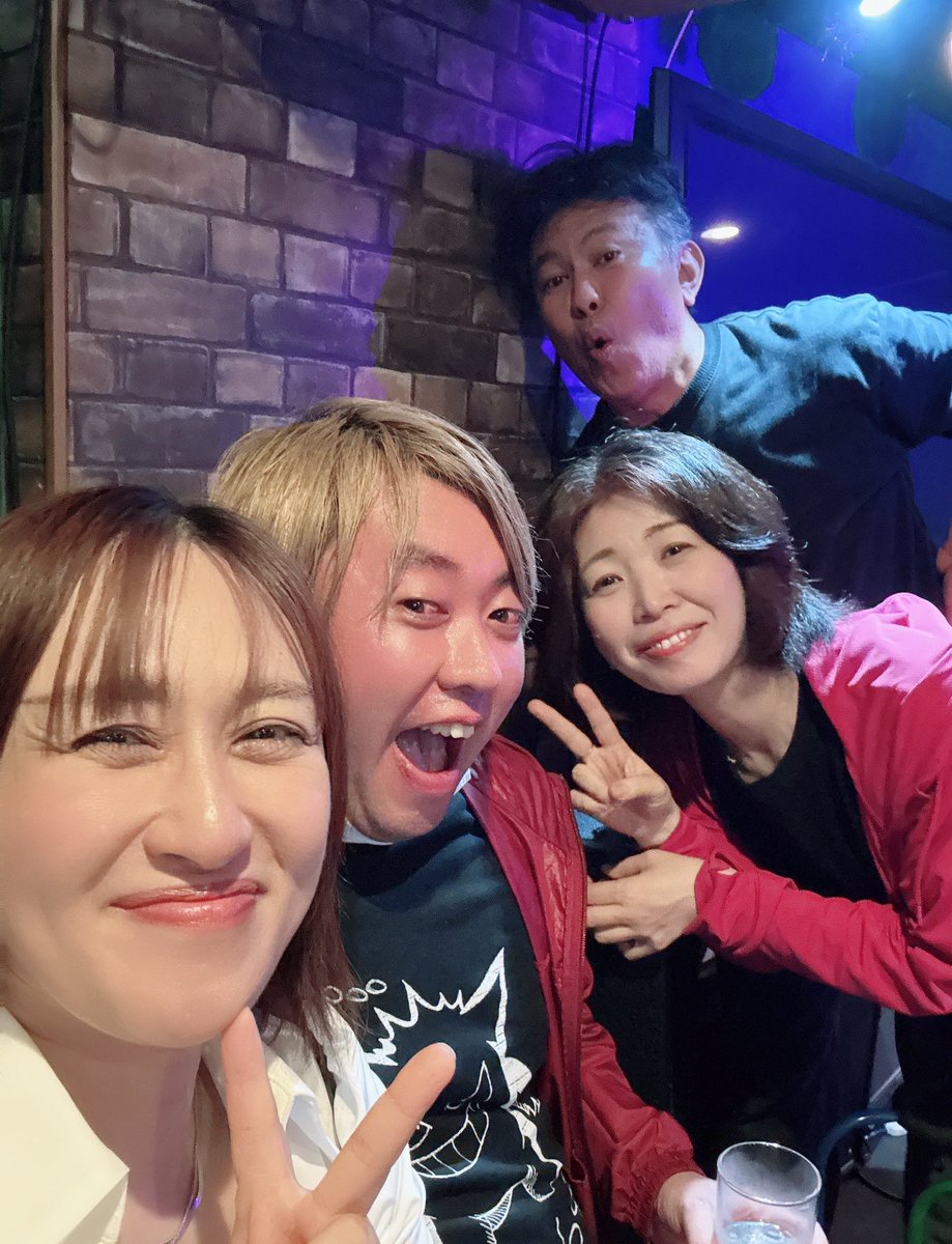 Daisysinglove's tweet photo. 今日はmayo🎹と
車道さん🥁がきてくれた🫶

ワンコードsessionで
レニークラヴィッツの
Always on the runはめたのが
楽しかったです☺️

あとは
色々やりました笑

ブルーボッサかっこよかったなぁ

配信1秒でも聴いてくれた方
ありがと！
最後に歌ったイフアイは
車道さんが叩いてくれました☺️ https://t.co/on7JLcVGd5