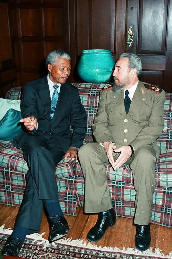 QueipoRuiz's tweet photo. #100AñosConFidel: El 11 de mayo de 1994 #FidelPorSiempre sostiene un encuentro con Nelson Mandela, presidente de Sudáfrica en la residencia oficial.
#HonorHolguinero 
#Cuba https://t.co/s0LlBujfWc