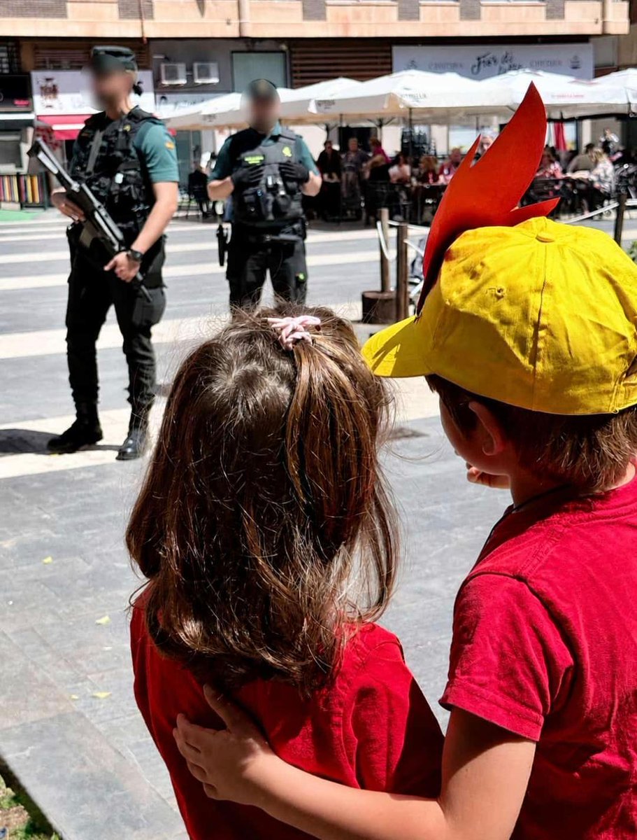 mblasrob's tweet photo. @CompromisALMASS @DavGuardiola @rpons2 @SusannaNicolau @JoseRiv4 @julia_almassora @DianaBelliure Aixó que veieu ha passat aquest matí a les portes de l'Ajuntament d'Almassora mentre els professors, pares i alumnes es manifestaven pacificament reivindicant els seus drets en la educació pública. Indignant i esgarrifant!!! https://t.co/8arOtFohb8
