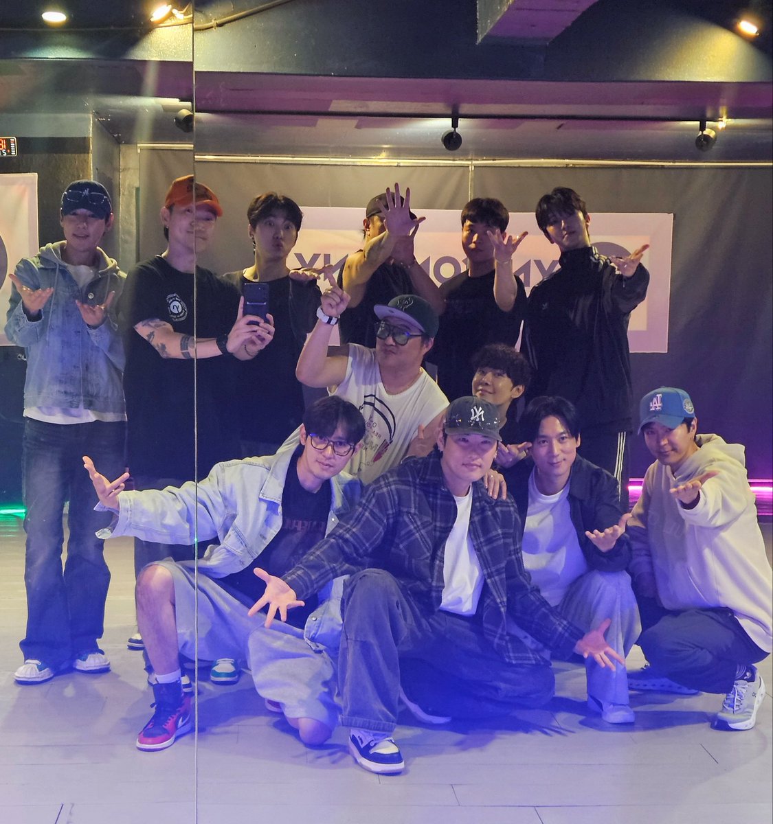 lenstargram's tweet photo. 今日と明日の放送に向けて、最後にメンバー全員で練習して、석촌호수で運動もしてきました。明日はテレビでお会いしましょう。完璧なパフォーマンスをお見せします!!^^ https://t.co/ugcv4haor2