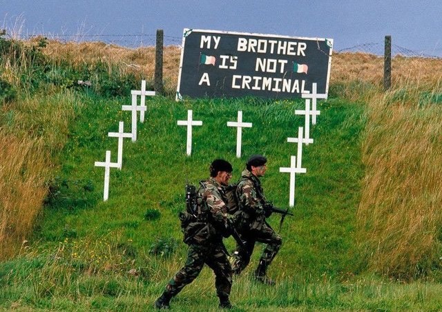 Cairnlodge1's tweet photo. 1981 Two #British soldiers on footpatrol around the Border area in Northern Ireland, armed with #Armalite #M16 assault rifles. ☘️🇬🇧 https://t.co/1eMK2gnbSG