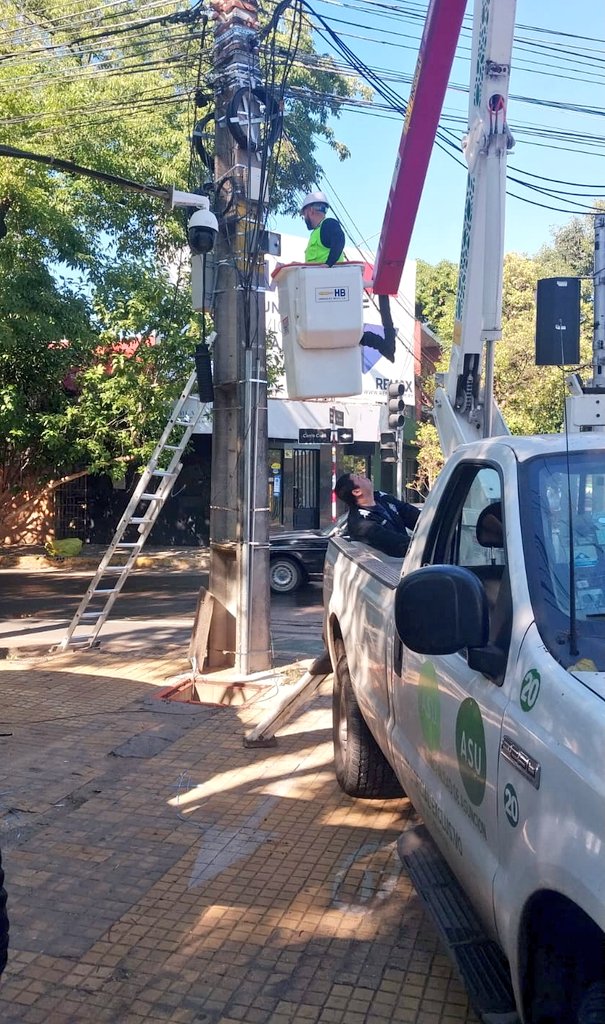 asu_transito's tweet photo. Porque gestionar es servir. 🚦
Nuestros equipos de la Unidad de Semáforos y Señalética, junto al Centro Avanzado de Gestión de Tráfico (ATMS), trabajan arduamente en la intersección de Gral. Santos y Cerro Corá https://t.co/d8w87mu00x