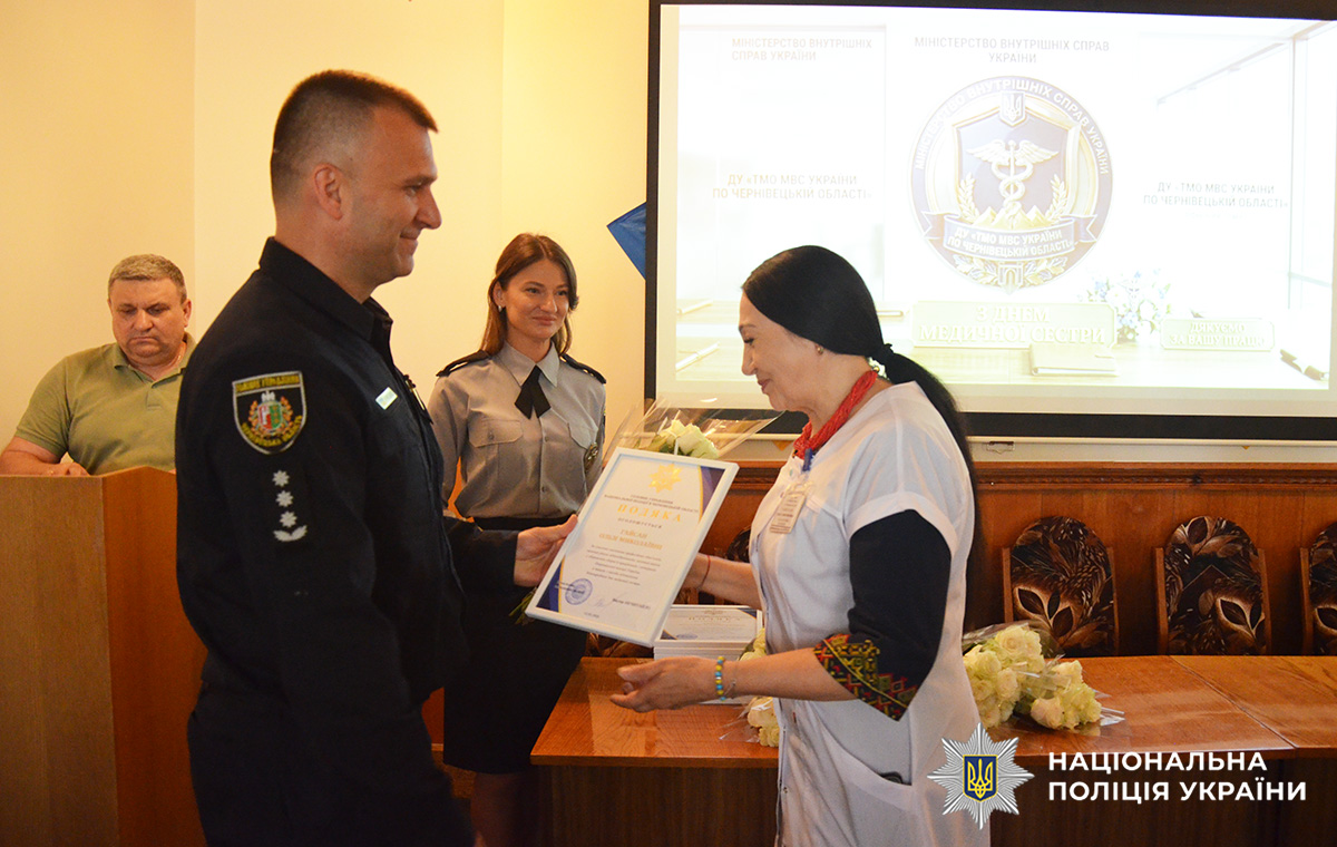 Незамінні помічники лікаря і плече допомоги пораненим захисникам: начальник поліції Буковини Віктор Нечитайло привітав медсестер відомчої лікарні МВС з професійним днем

Деталі за посиланням tinyurl.com/3hhsme58
#поліція #Буковина #день_медичної_сестри #відзначення