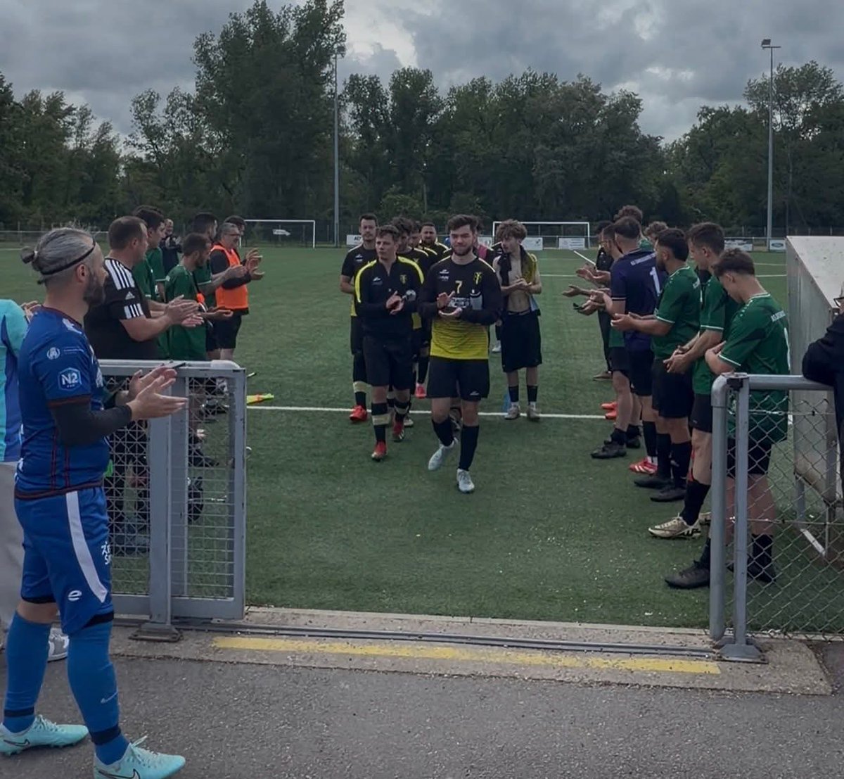 SCAvermes's tweet photo. 🏆CHAMPIONS🏆

Grâce à leur belle victoire 3-1 face à chassenard, les garçons valident également leur accession en D2

Une saison récompensée par le travail, la solidarité et l’investissement de tout un groupe tout au long de l’année 👏
                 https://t.co/vtT22FJGlG https://t.co/MG7KtKFLUg