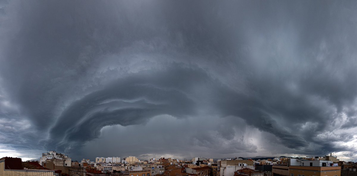 danitonski's tweet photo. Entrant la tempesta a la ciutat de Reus aquesta tarda. Registre de 10.9mm al centre de la ciutat i a l’espera de sumar-ne algun més ⛈️ https://t.co/dkh2o3D79E