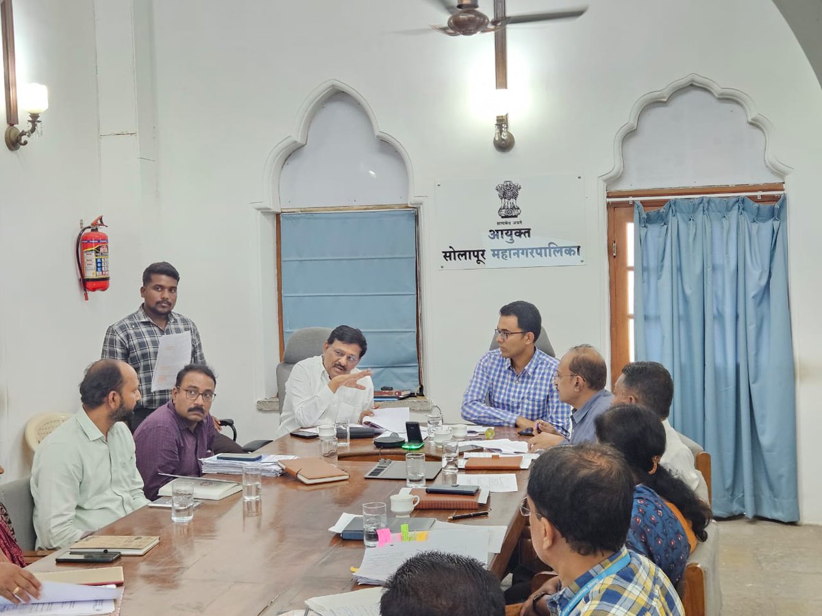 DeshmukSubhash's tweet photo. सोलापूर महानगरपालिका आयुक्त तसेच सर्व अधिकारी वर्ग यांच्या समवेत शहर मतदारसंघातील विविध विकासकामे, नागरिकांच्या मूलभूत सुविधा तसेच प्रलंबित विषयांबाबत सविस्तर आढावा बैठक पार पडली.

#Solapur #DevelopmentReview #SmartCity #जनसेवा #विकासकामे #सोलापूरमहानगरपालिका https://t.co/ljVKpPieth