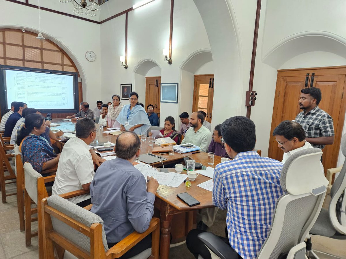 DeshmukSubhash's tweet photo. सोलापूर महानगरपालिका आयुक्त तसेच सर्व अधिकारी वर्ग यांच्या समवेत शहर मतदारसंघातील विविध विकासकामे, नागरिकांच्या मूलभूत सुविधा तसेच प्रलंबित विषयांबाबत सविस्तर आढावा बैठक पार पडली.

#Solapur #DevelopmentReview #SmartCity #जनसेवा #विकासकामे #सोलापूरमहानगरपालिका https://t.co/ljVKpPieth