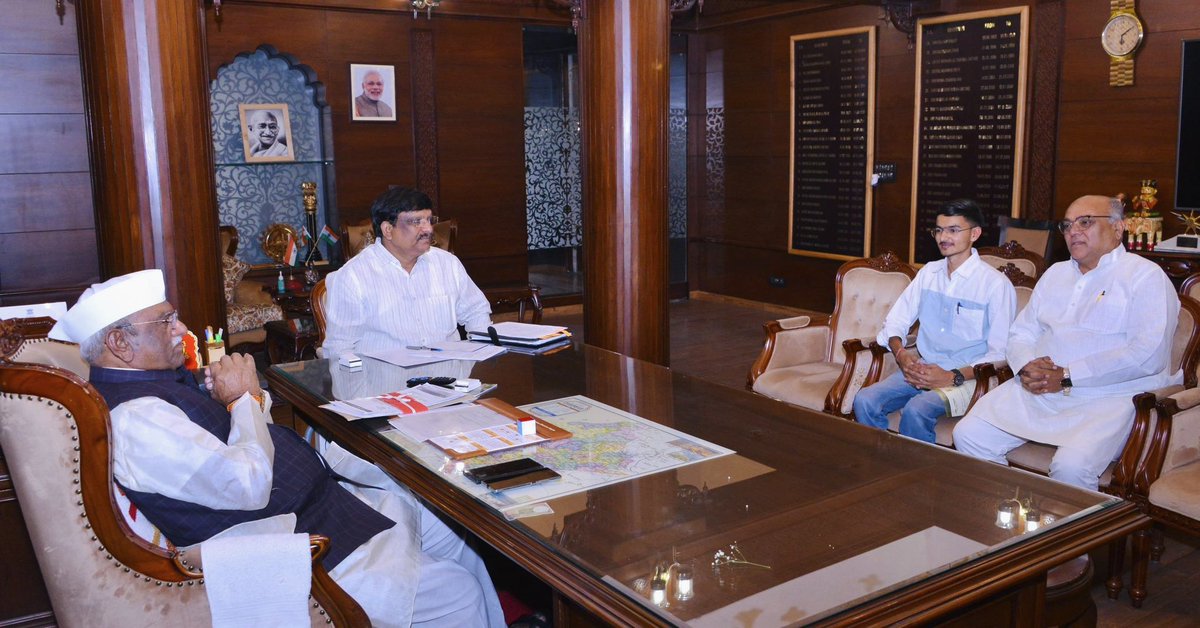 ZakirHussainINC's tweet photo. आज जयपुर में राजस्थान के माननीय राज्यपाल श्री हरिभाऊ बागड़े जी से शिष्टाचार भेंट की। इस दौरान मैंने अपने भतीजों के विवाह समारोह में मकराना पधारने और नव-दंपति को अपना स्नेहिल आशीर्वाद प्रदान करने के लिए उनका हृदय से आभार व्यक्त किया।

#jaipur #zakirhussaingesawat #mla https://t.co/DK41h5tRCE