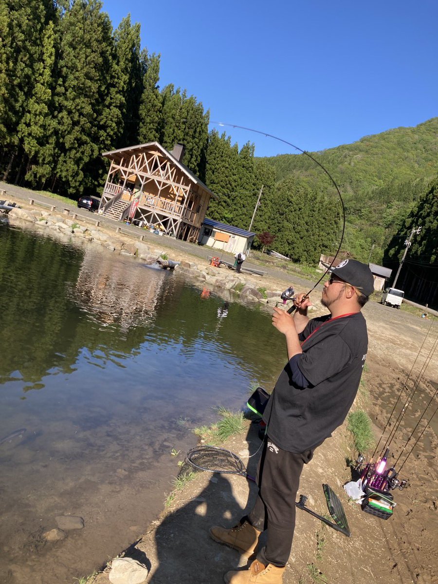 ACE_h_a's tweet photo. 初の神室フィッシャーマンズロッジへ行ってきました！！
大小沢山の魚に遊んでもらい色々と試しながらの釣行が出来ました😆
70近い魚でもwhisper III余裕です！！
素晴らしい曲がりとバットパワーで魚を怒らせにくく寄せるのがとにかく早い🙌
大物釣り師の方にもかなりオススメです😆
#iosfactory https://t.co/mgYzyu25p6