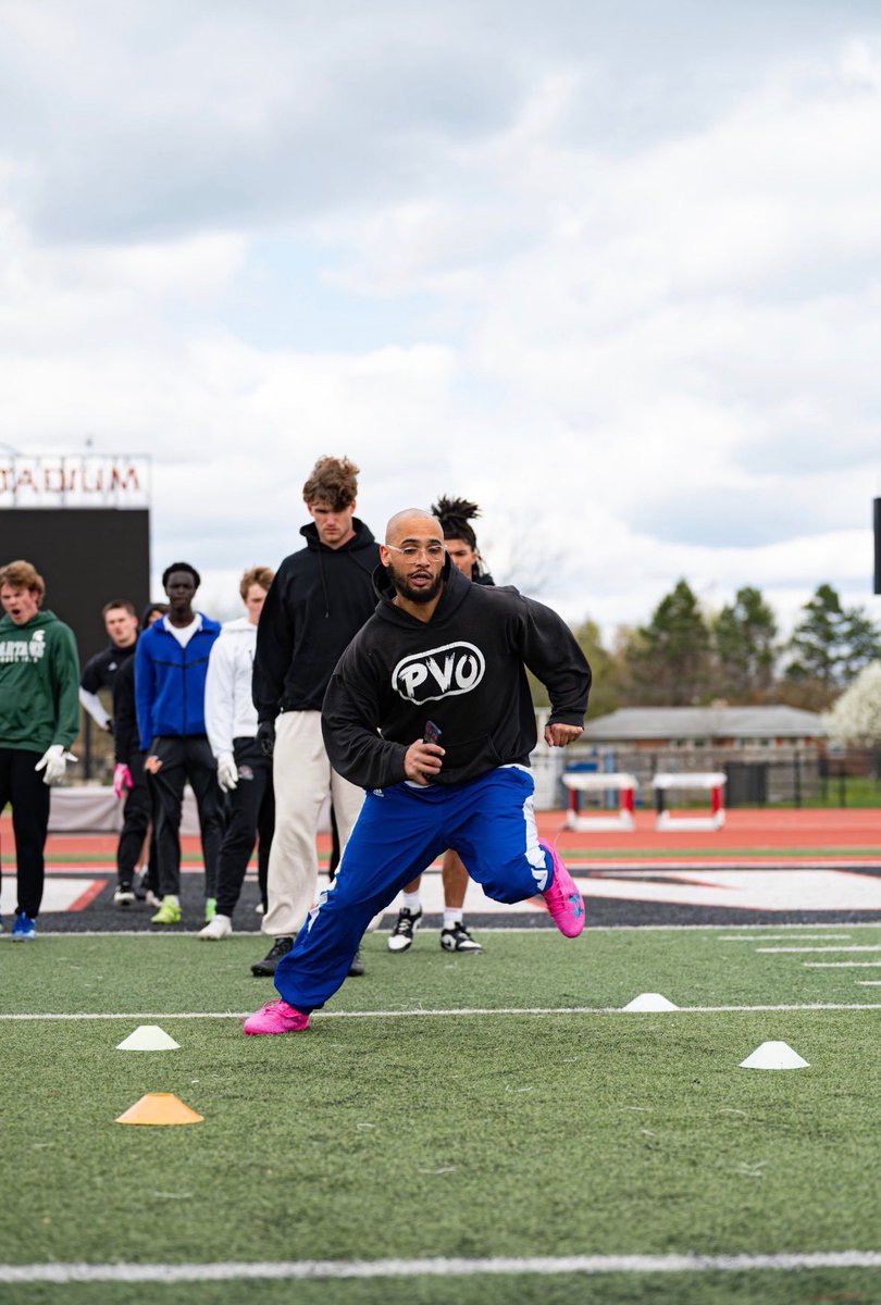 CoachCarsonWR's tweet photo. Officially hit the Unc Bald Coaching phase of my life 😂😭

Still loving pouring into WM though!! Future is bright and we’re building something special!!
#CrazyWork #MakeItTranslate https://t.co/lnA0rEY7nu