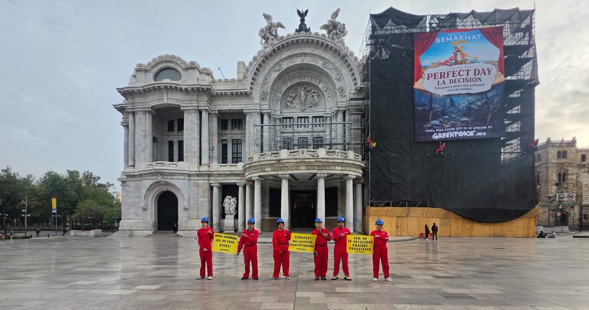 MrElDiablo8's tweet photo. Integrantes de la organización Greenpeace México colocaron una manta en Bellas Artes, para pedir que no se apruebe el proyecto del parque acuático en Mahahual, Quintana Roo. https://t.co/tHAXXfOWUC