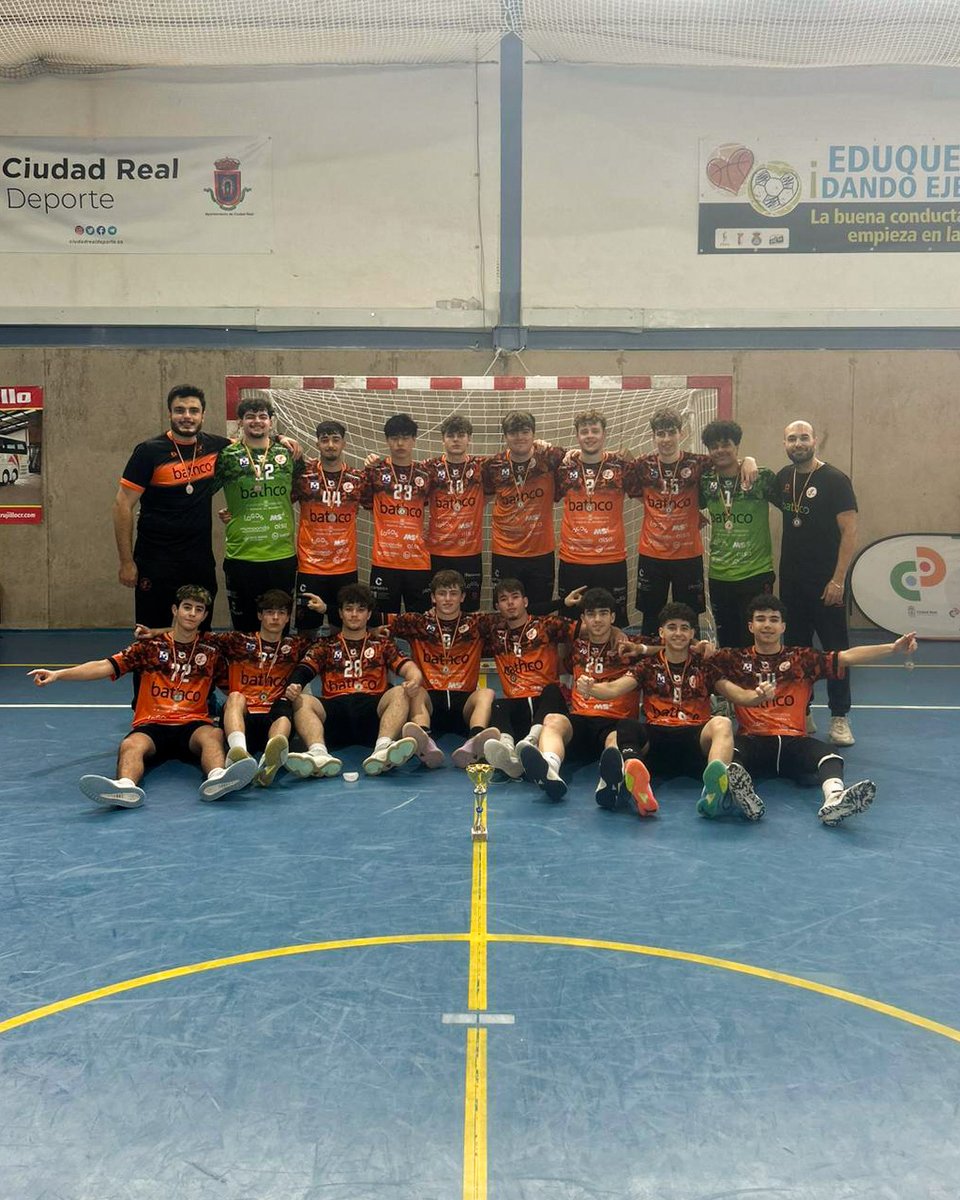 BMTorrelavega's tweet photo. 🌟 ¡Otro equipo que firmó una gran temporada!

💪 El Juvenil de @sealons22 y @jaimegallegom cierra un ciclo sensacional juntos consiguiendo una medalla en su Sector Estatal

🧡 Una generación que ha marcado el camino a muchos que vienen detrás https://t.co/CQ4og4mjBO