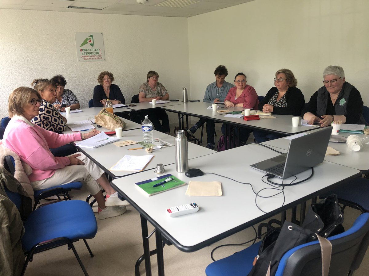 frseage's tweet photo. 🟢👩‍🌾 Échanges riches pendant la Section des Agricultrices ! 
Les nouvelles membres ont pris leurs marques et ont évoqué certaines problématiques sur des sujets régionaux ! https://t.co/HconWCO7rC