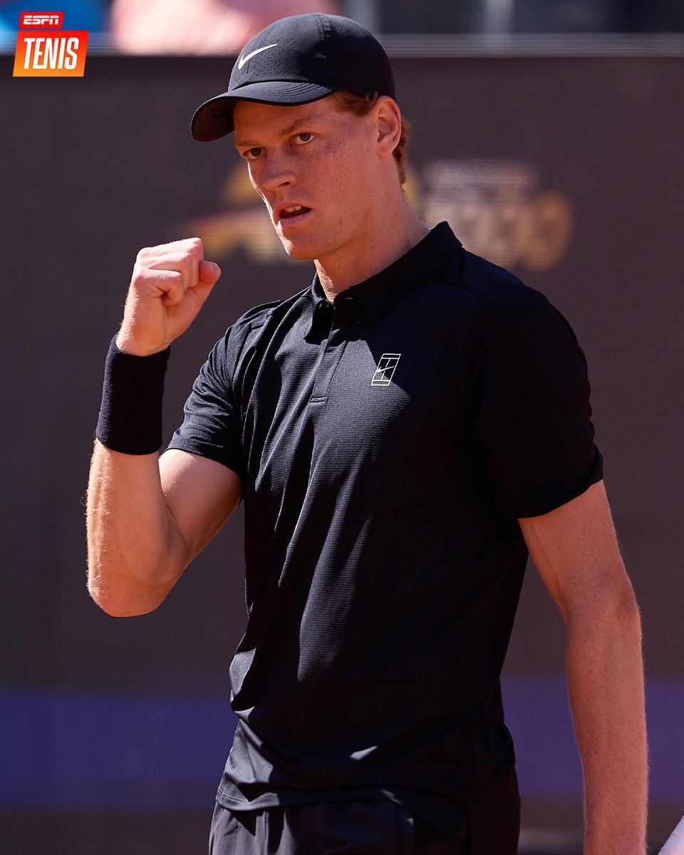 ESPNtenis's tweet photo. 🤯 31 VICTORIAS CONSECUTIVAS EN MASTERS 1000.

Un imbatible Jannik Sinner venció a Andrea Pellegrino por 6-2 y 6-3 y se metió en cuartos de final de #Roma. 🔥

🆚 Rublev o Basilashvili, el siguiente desafío para el N°1 del mundo. https://t.co/Vc7jViK8Va