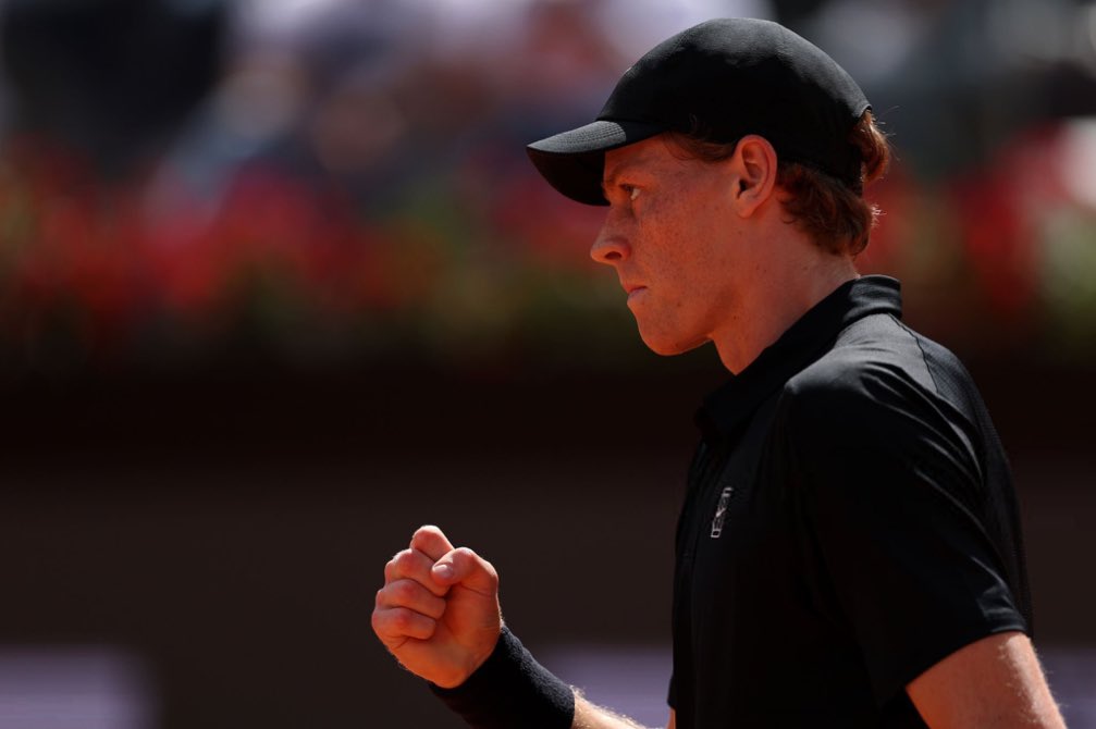 Jannik #Sinner si conferma imbattibile nei derby e sconfigge un ottimo Andrea #Pellegrino con il punteggio di 6-2/6-3. Il numero 1 del mondo avanza ai quarti di finale degli #IBI26 e, adesso, attende uno tra Rublev e Basilashvili per contendersi un posto in semifinale