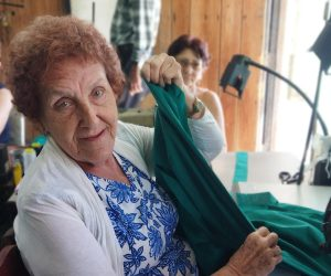 OscarPlaceres's tweet photo. El sonido es constante. Metálico, rítmico, casi hipnótico. Las máquinas  de coser marcan el pulso dentro del taller ,entre telas verdes y  manos expertas, varias mujeres – de ellas jubiladas– han  encontrado  una razón para seguir siendo útiles.#EtecsaTeAcompaña https://t.co/GG1PizbT4M