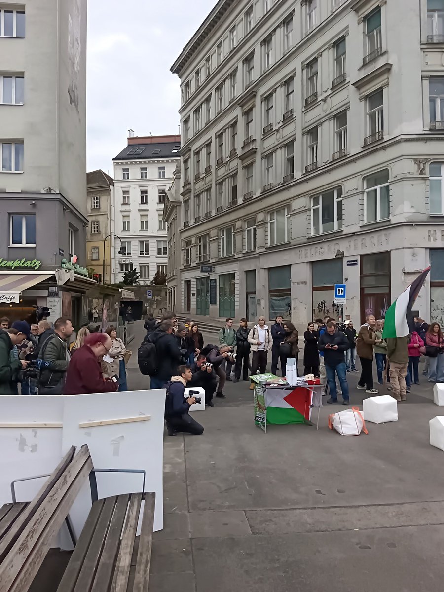 LinkswendeJetzt's tweet photo. Fast so viele Journalisten wie Polizisten sind heute zur ersten Protestaktion gegen den ESC in Wien aufgetaucht.
Sorgen wir dafür daß der Großprotest am 16 um 14 Uhr Christian Broda riesig wird.
#ESC #Blockeurovision #BoykottEurovision https://t.co/WgoQom7B2e