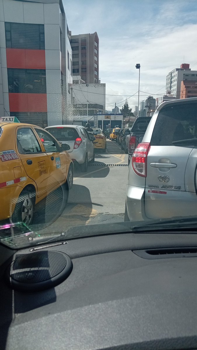 ArmelXavi's tweet photo. Menos mal dijo el ministro que no hay desabastecimiento de gasolina, el hecho no haya encontrado en 6 gasolineras (3Primax, 2 terpel, y una petro comercial) es pura coincidencia @DanielNoboaOk #extra @FiscaliaEcuador @ecuainm_oficial #ecuador https://t.co/dNmwWzB5o1