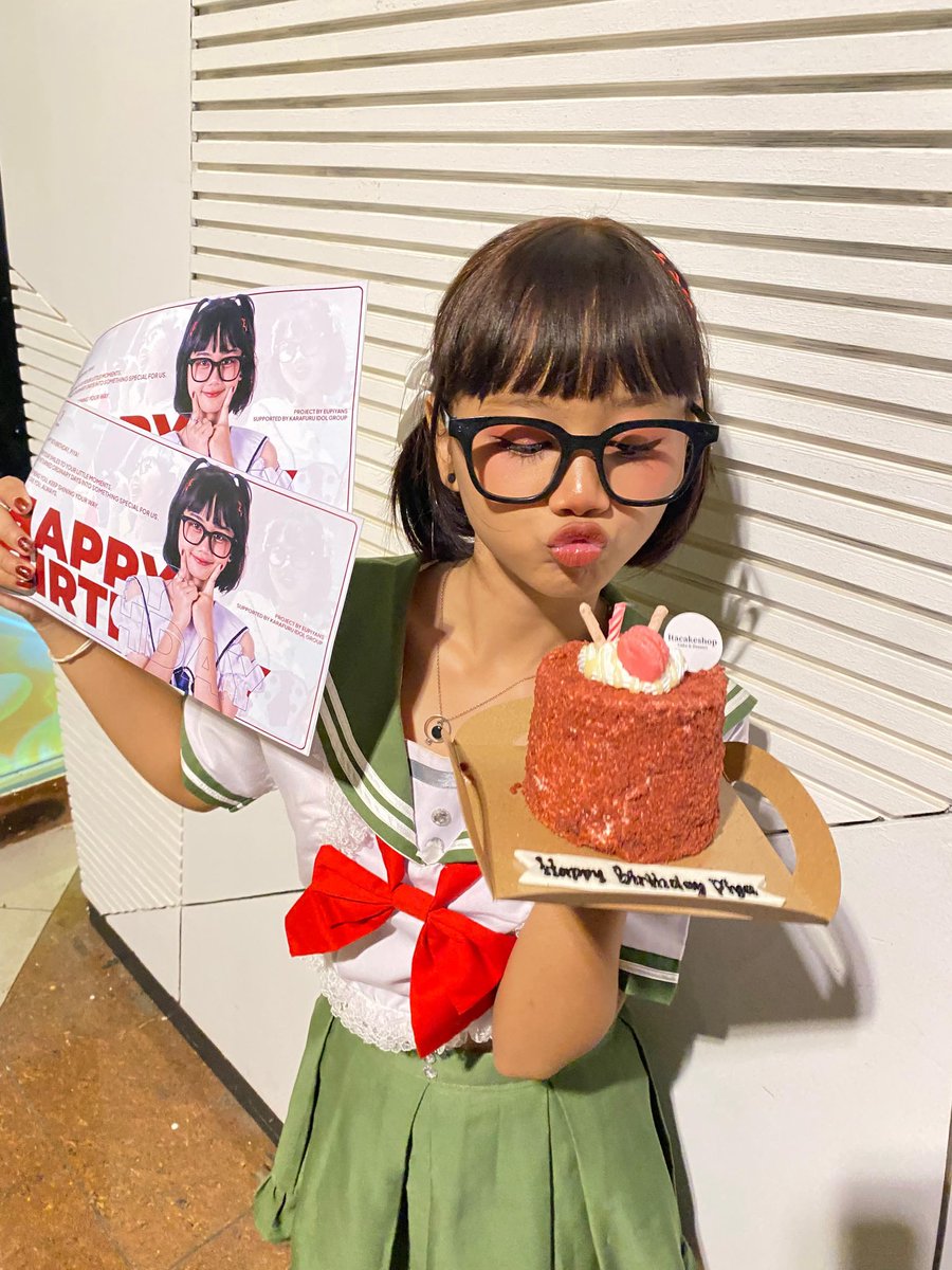 pyiaa__'s tweet photo. otsukaleee!!!✨️ event LOIF by @Jekeetian kemarinn SERUU BANGEEETTT❗️, senengg bangett birthday tahun ini bisa dirayain barengg kaliann🥺🤍 timakasi besar buat kalian semuaa terutama keluarga besar pallete!!❤️✨️

BIG THANK U N BIG LOVE 🫶🏻❗️

#karafuruidolgroup #LOIF #jekeetian https://t.co/eIuU8coJqc