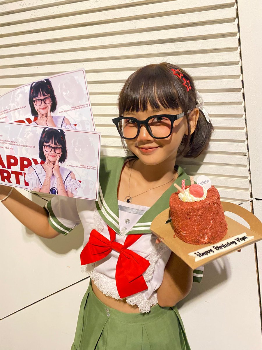 pyiaa__'s tweet photo. otsukaleee!!!✨️ event LOIF by @Jekeetian kemarinn SERUU BANGEEETTT❗️, senengg bangett birthday tahun ini bisa dirayain barengg kaliann🥺🤍 timakasi besar buat kalian semuaa terutama keluarga besar pallete!!❤️✨️

BIG THANK U N BIG LOVE 🫶🏻❗️

#karafuruidolgroup #LOIF #jekeetian https://t.co/eIuU8coJqc